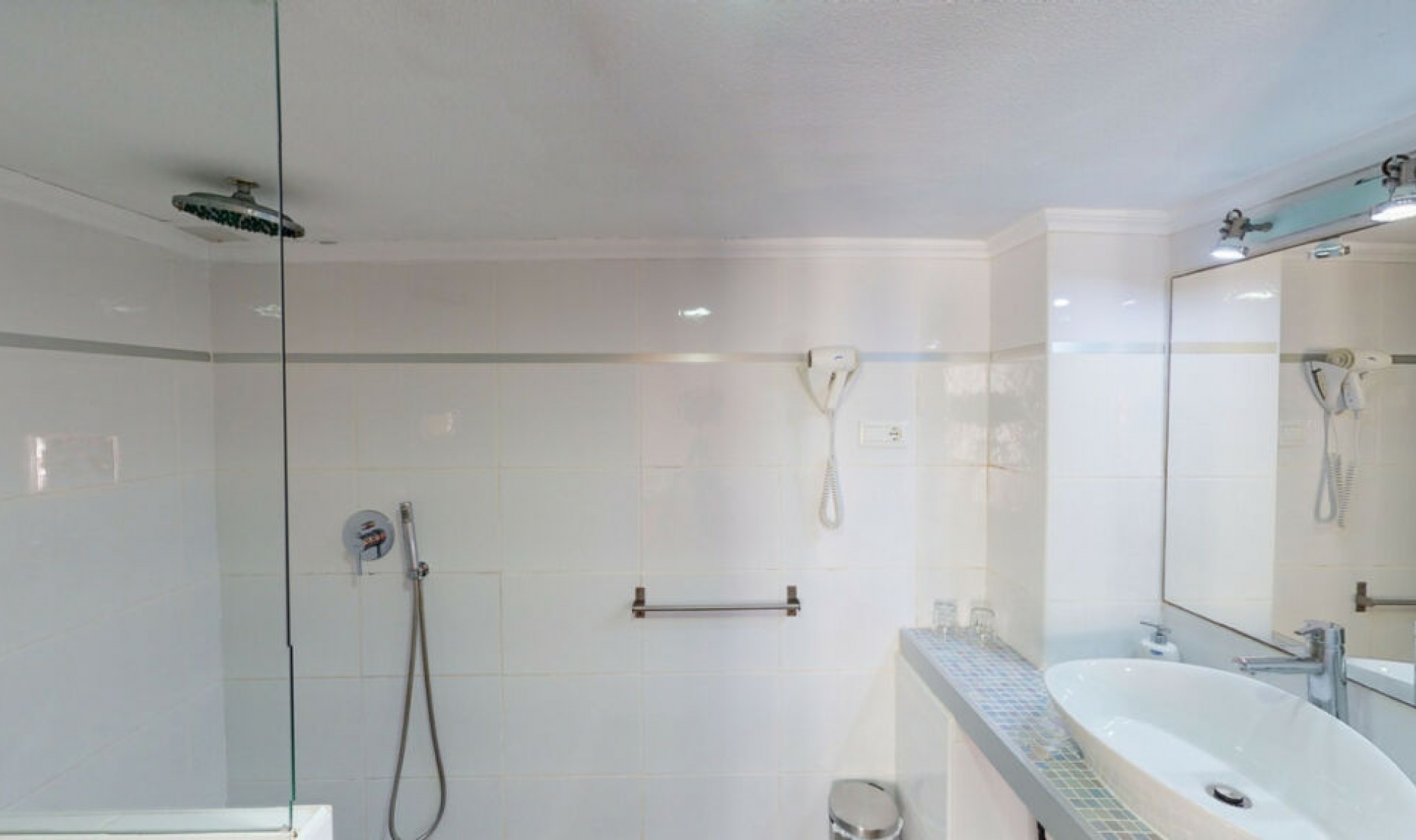 Resale - House -
Arenas