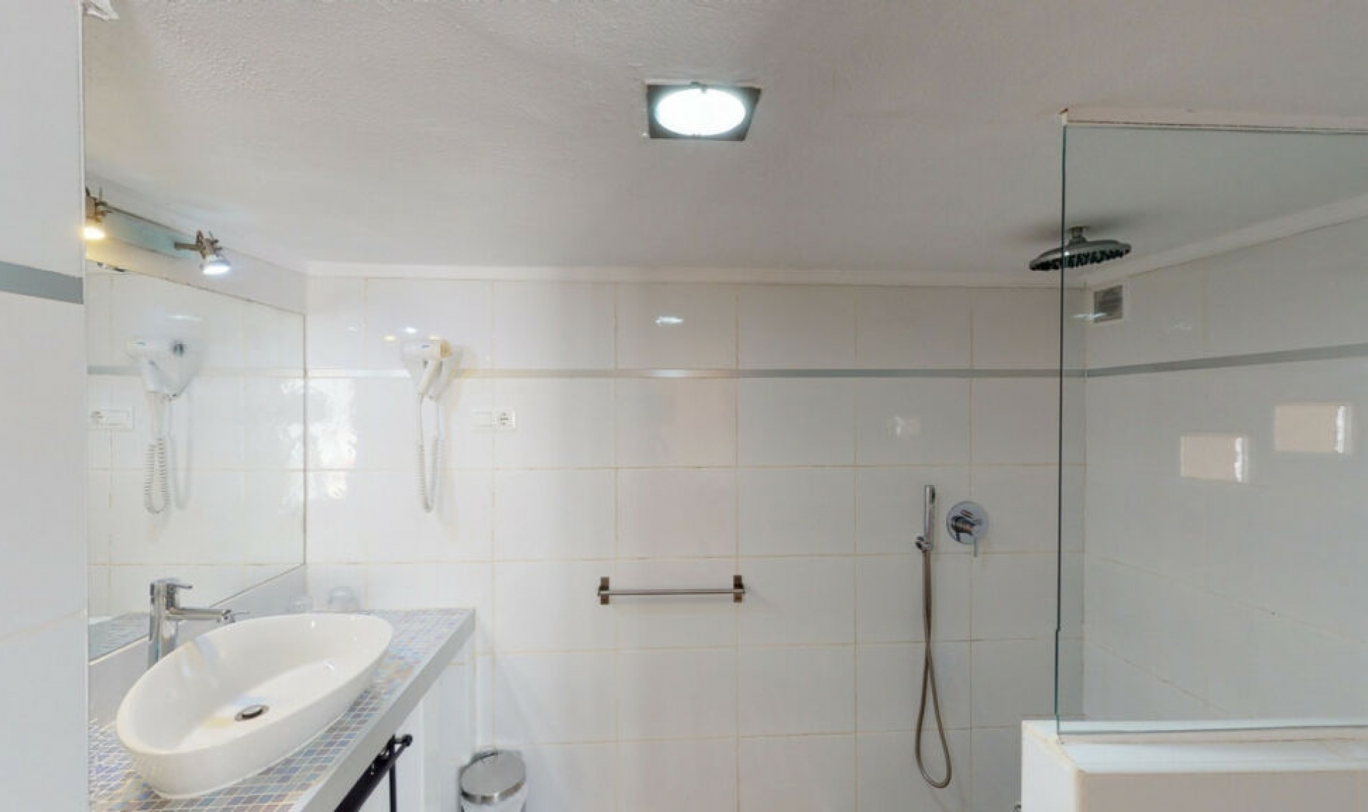 Resale - House -
Arenas