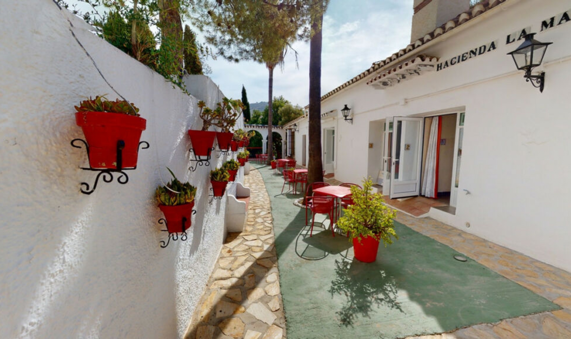 Resale - House -
Arenas