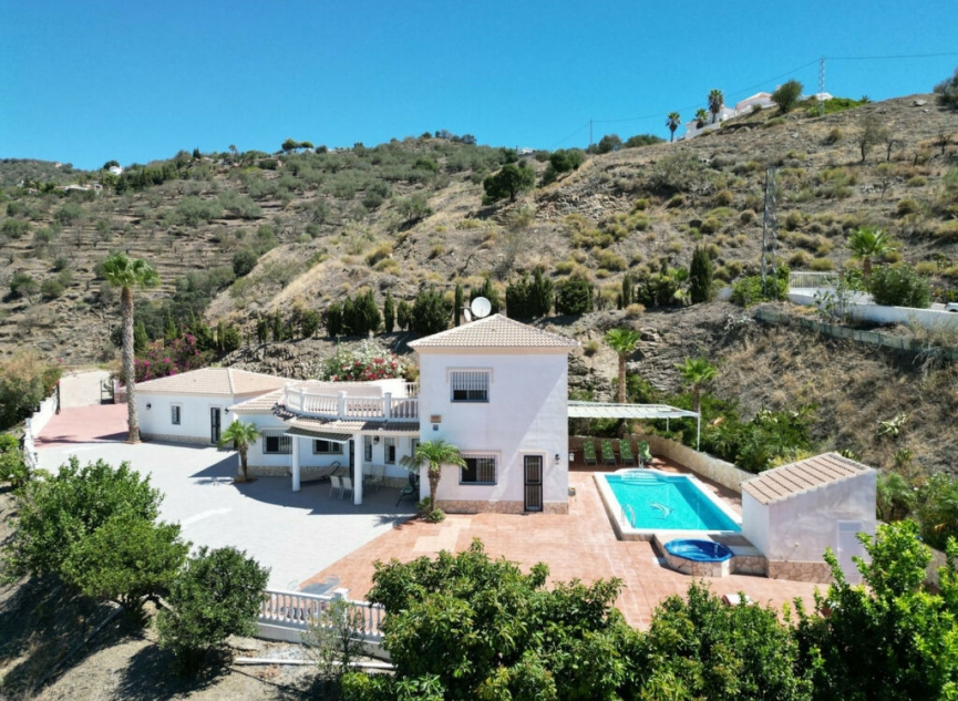 Resale - House -
Arenas