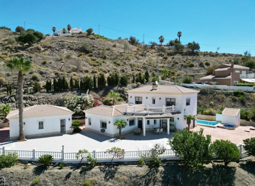 Resale - House -
Arenas