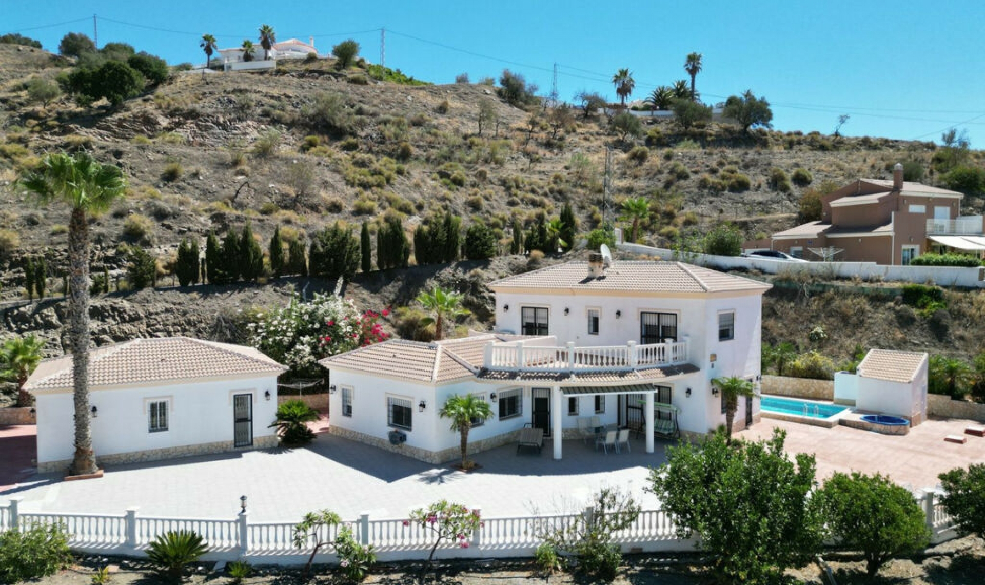 Resale - House -
Arenas