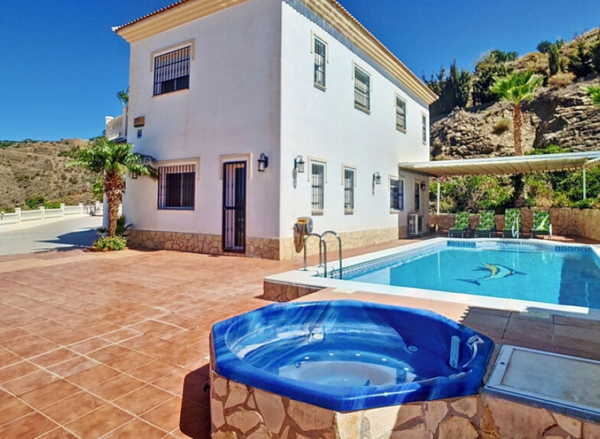 Resale - House -
Arenas