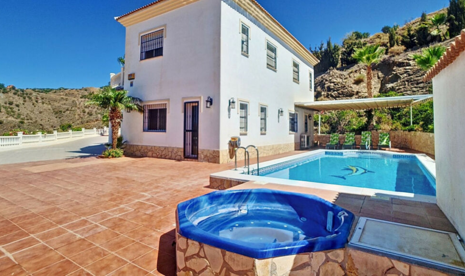 Resale - House -
Arenas