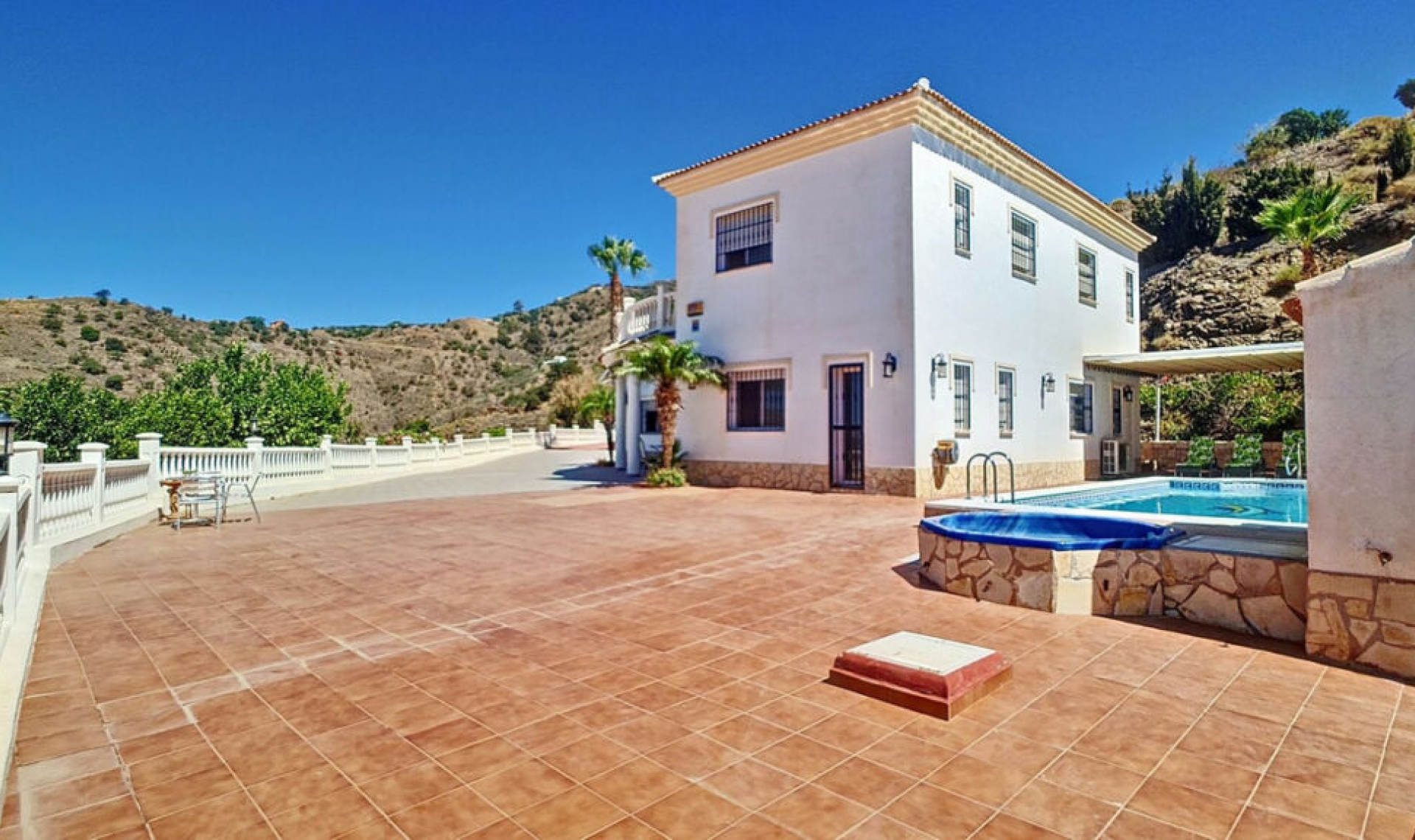 Resale - House -
Arenas