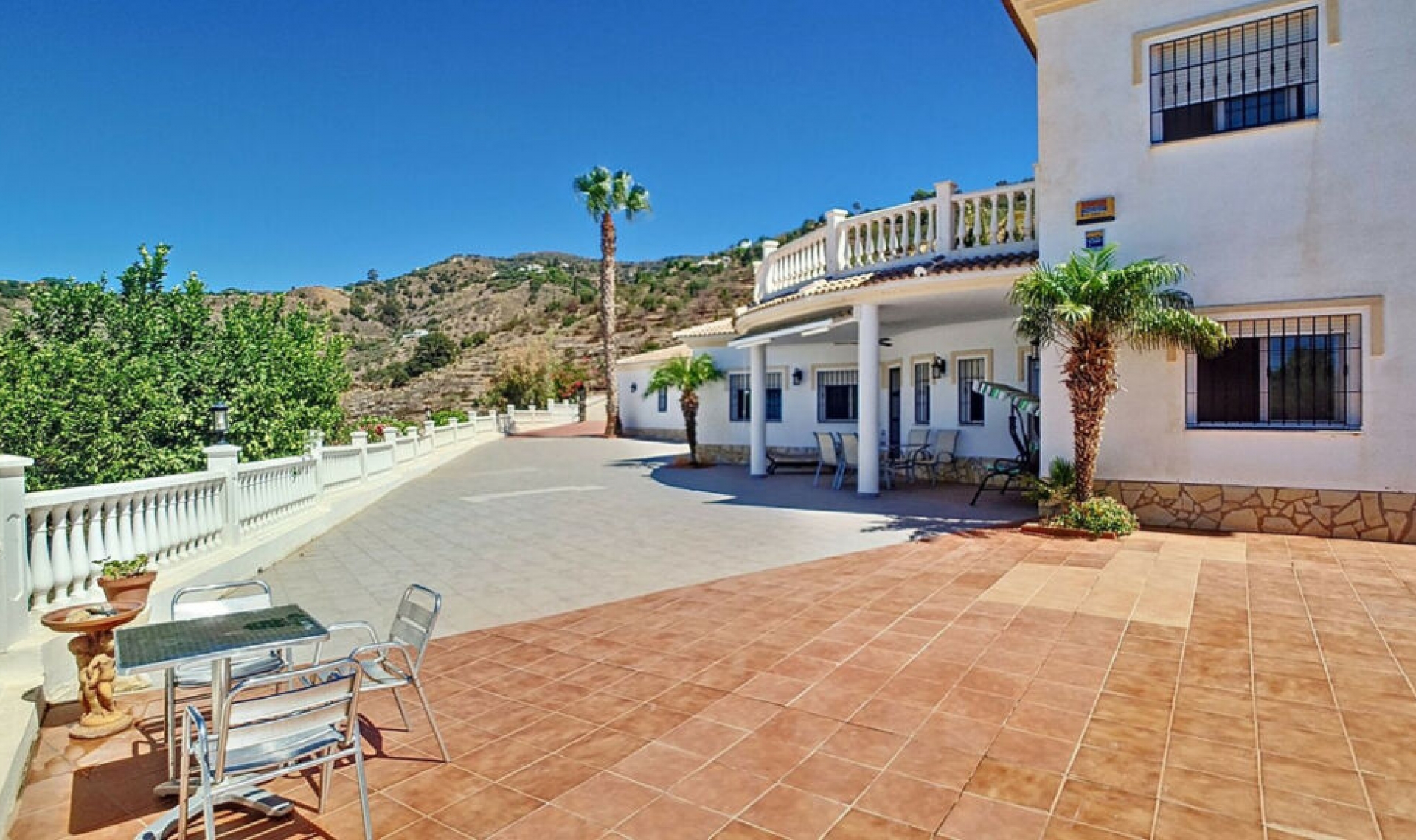 Resale - House -
Arenas
