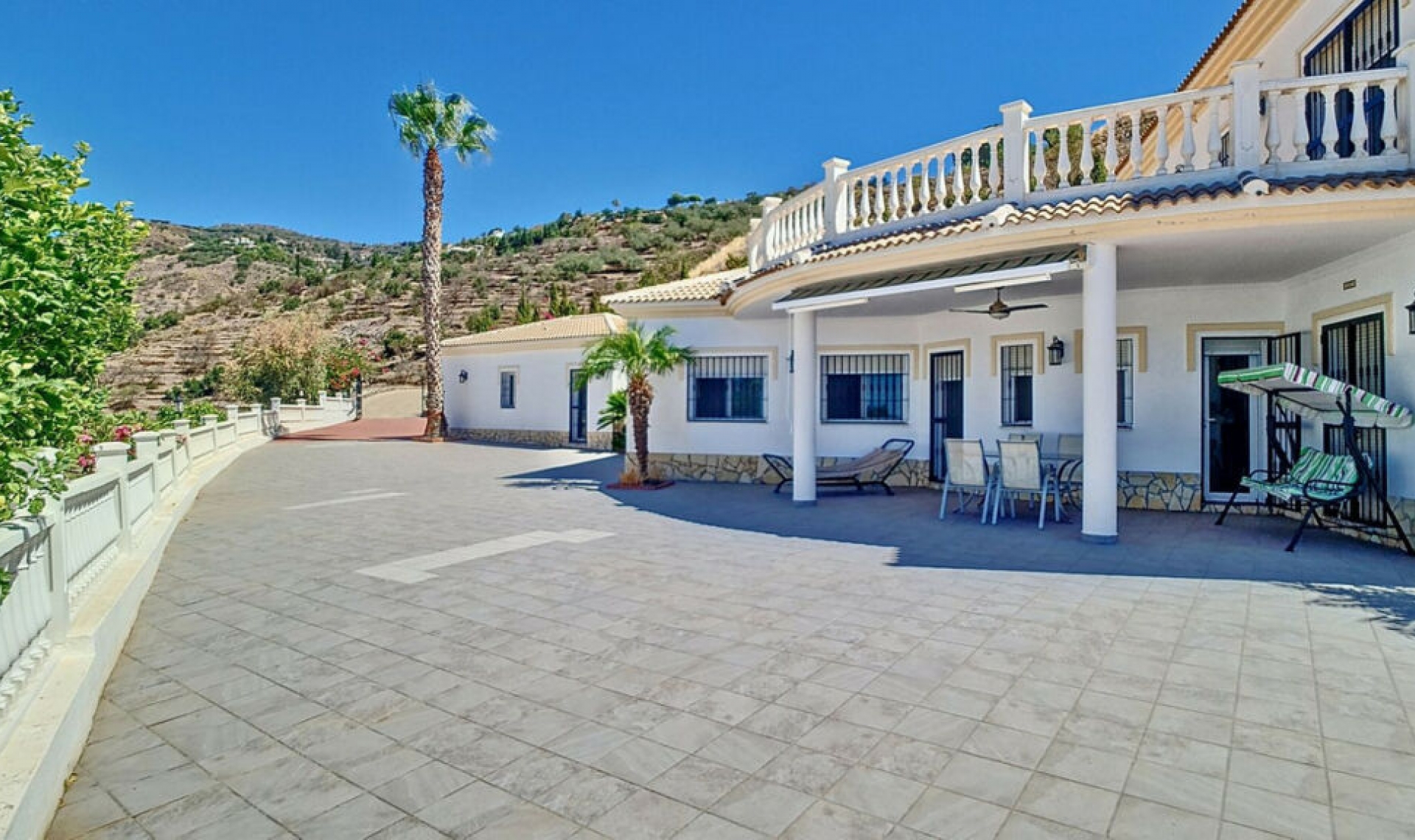 Resale - House -
Arenas