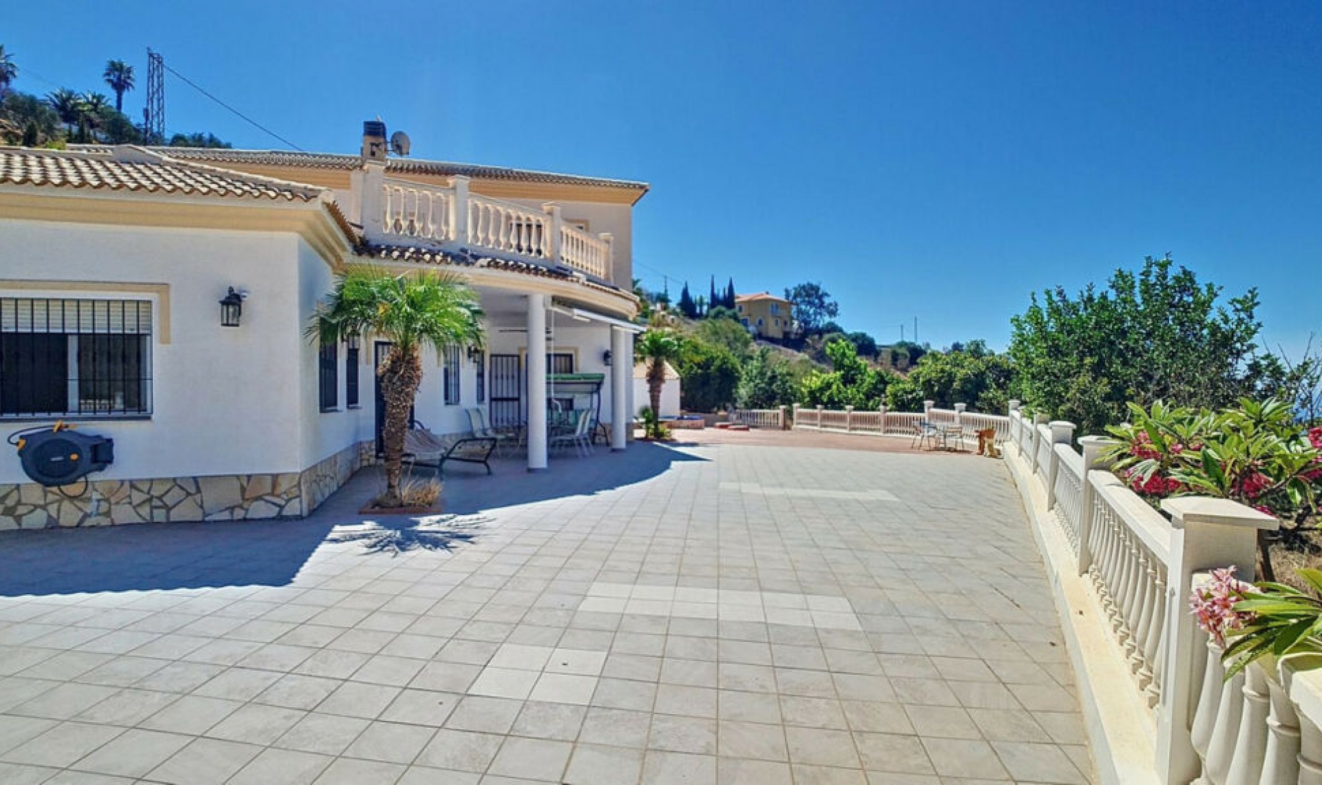 Resale - House -
Arenas