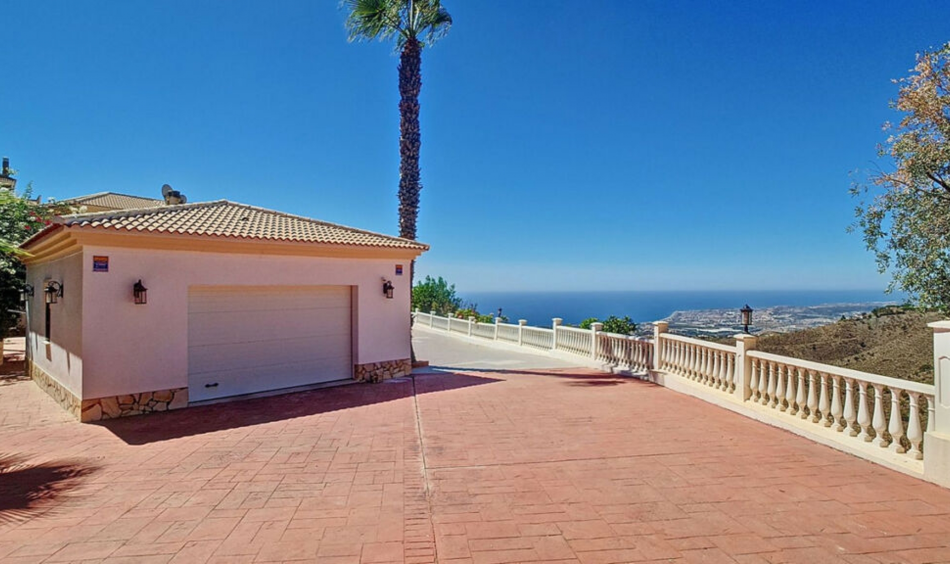 Resale - House -
Arenas