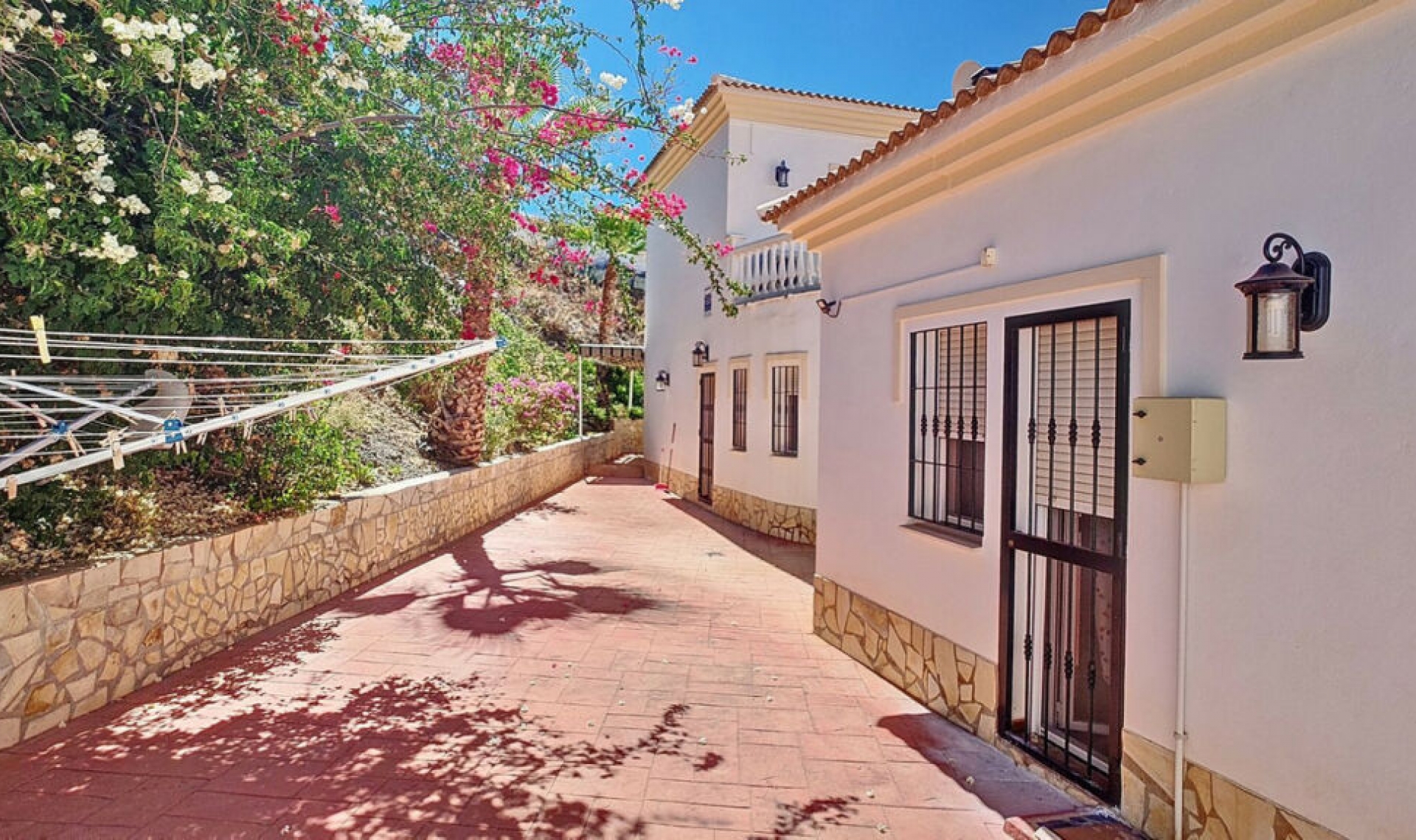 Resale - House -
Arenas