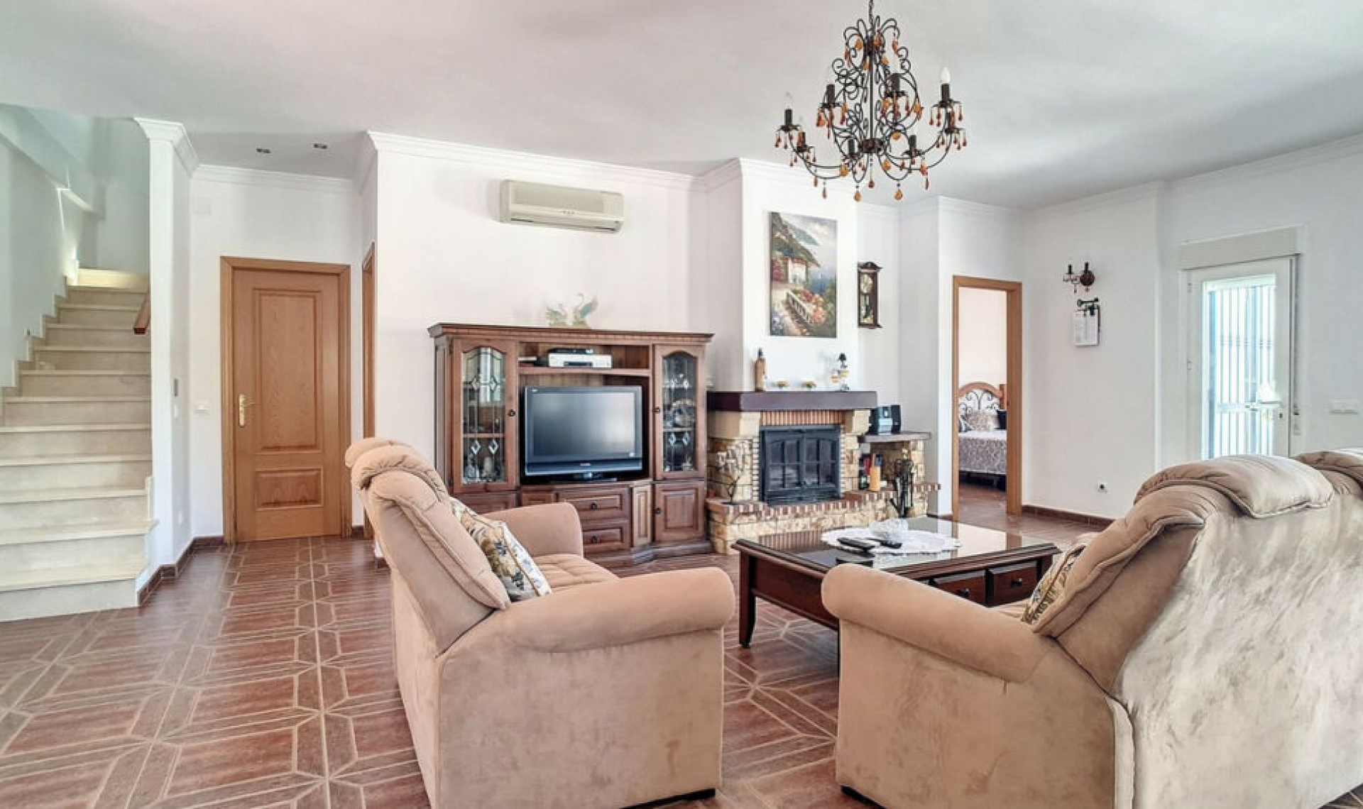 Resale - House -
Arenas