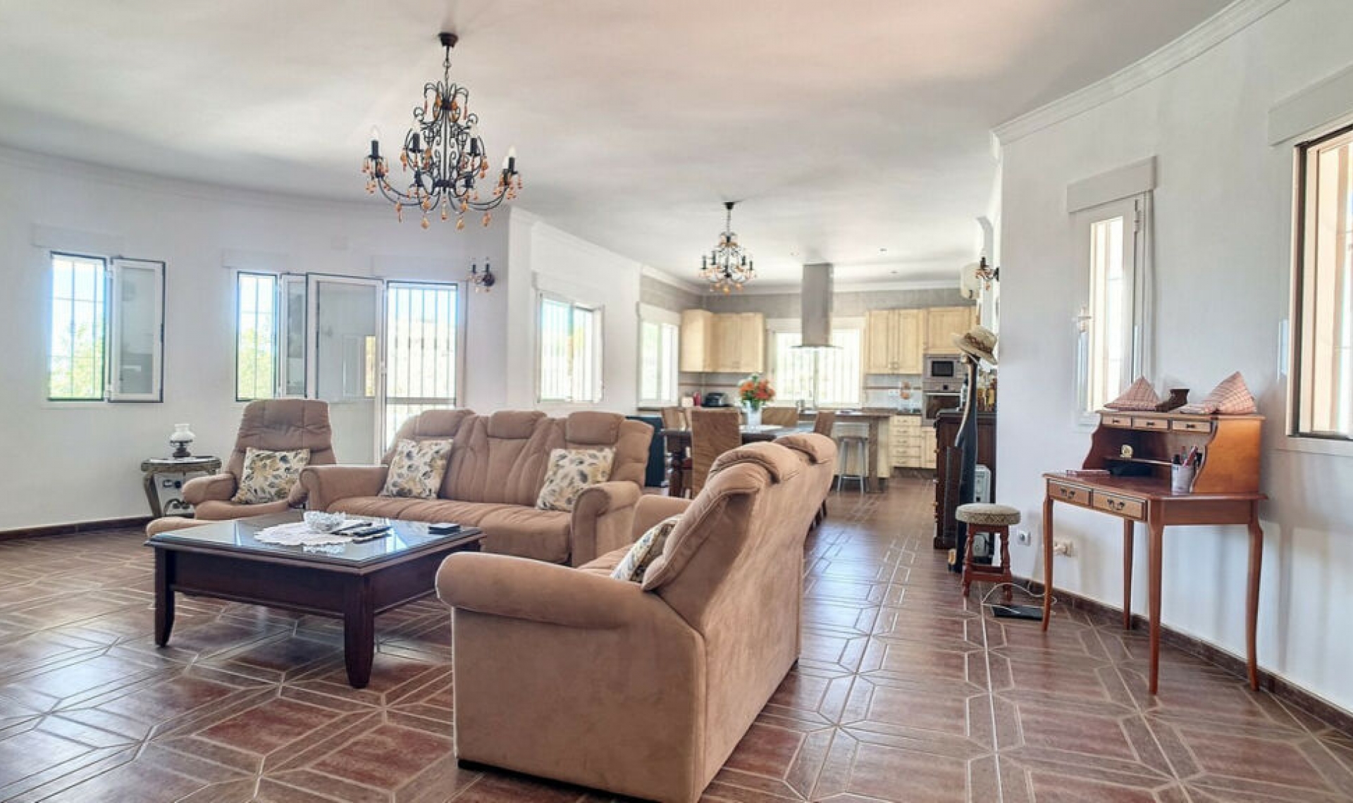 Resale - House -
Arenas
