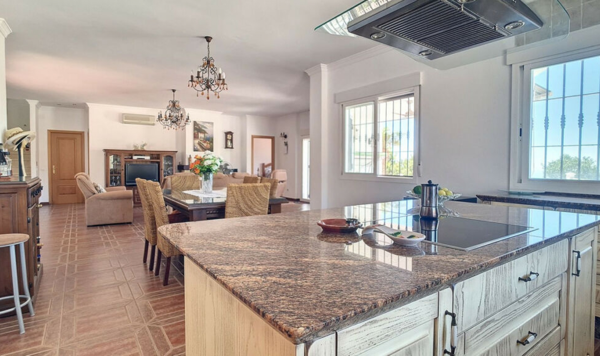 Resale - House -
Arenas