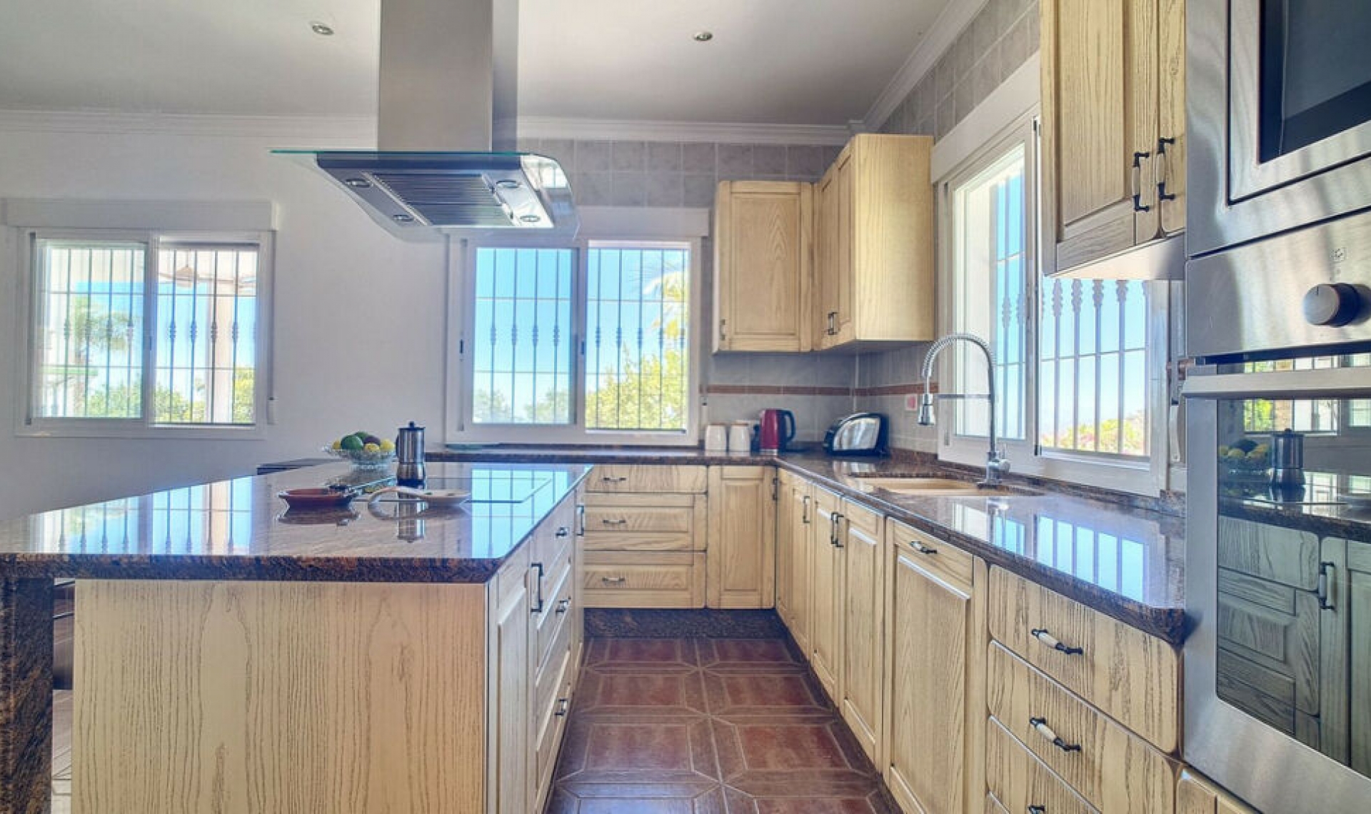 Resale - House -
Arenas