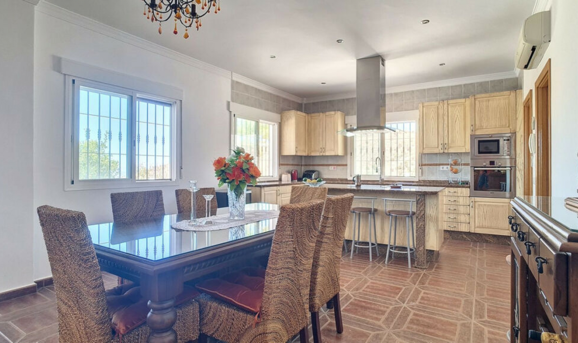 Resale - House -
Arenas
