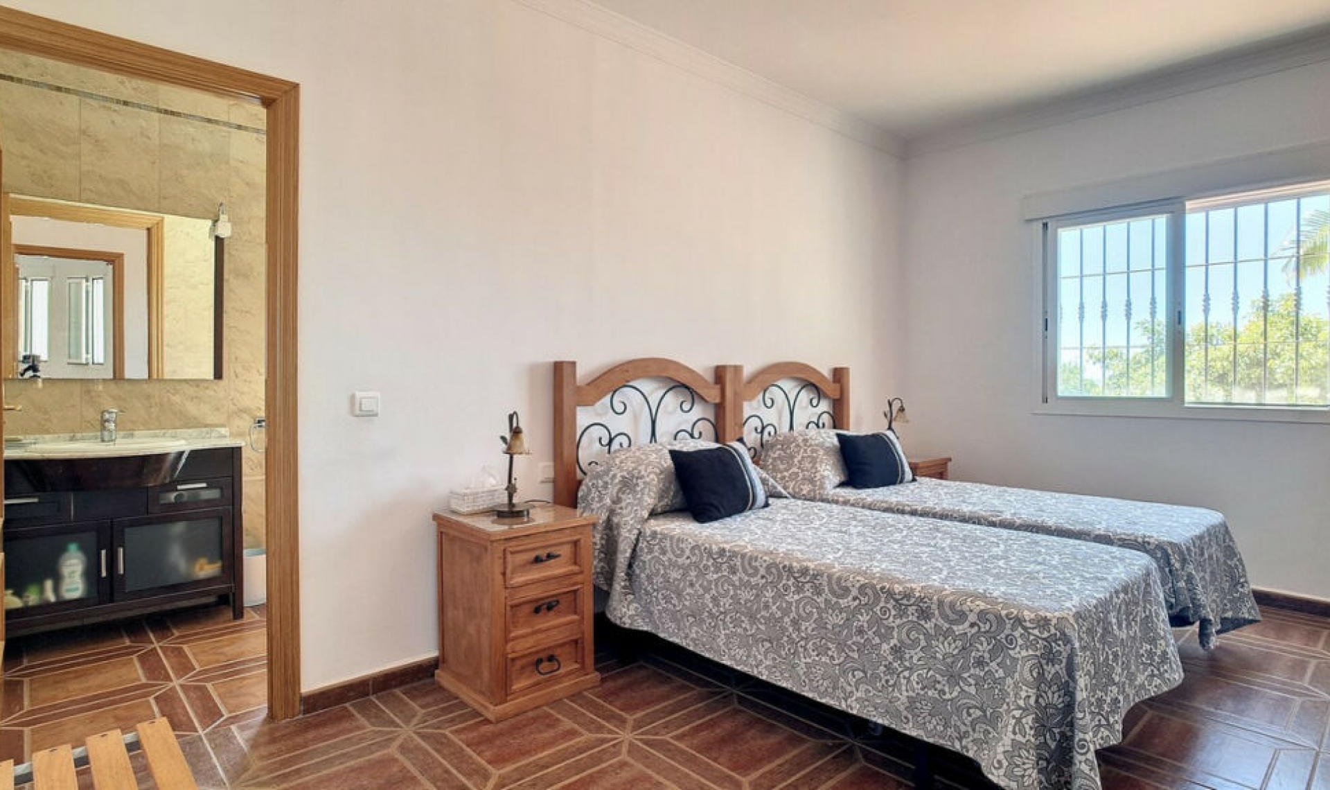 Resale - House -
Arenas