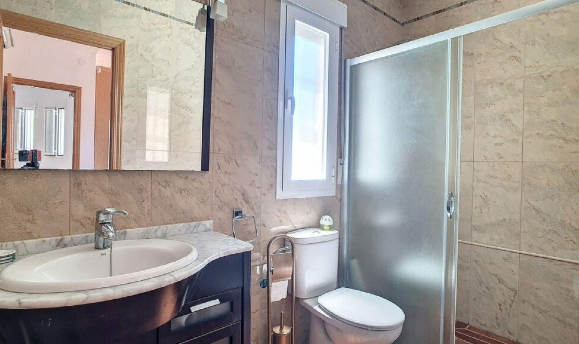 Resale - House -
Arenas