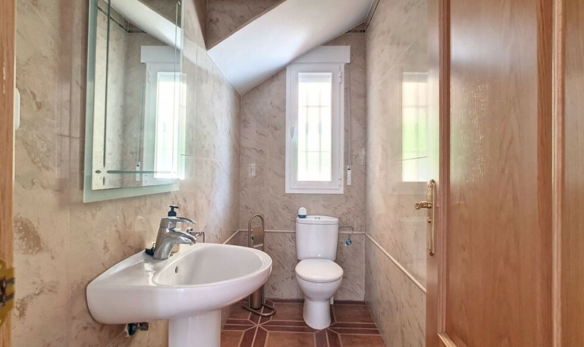 Resale - House -
Arenas