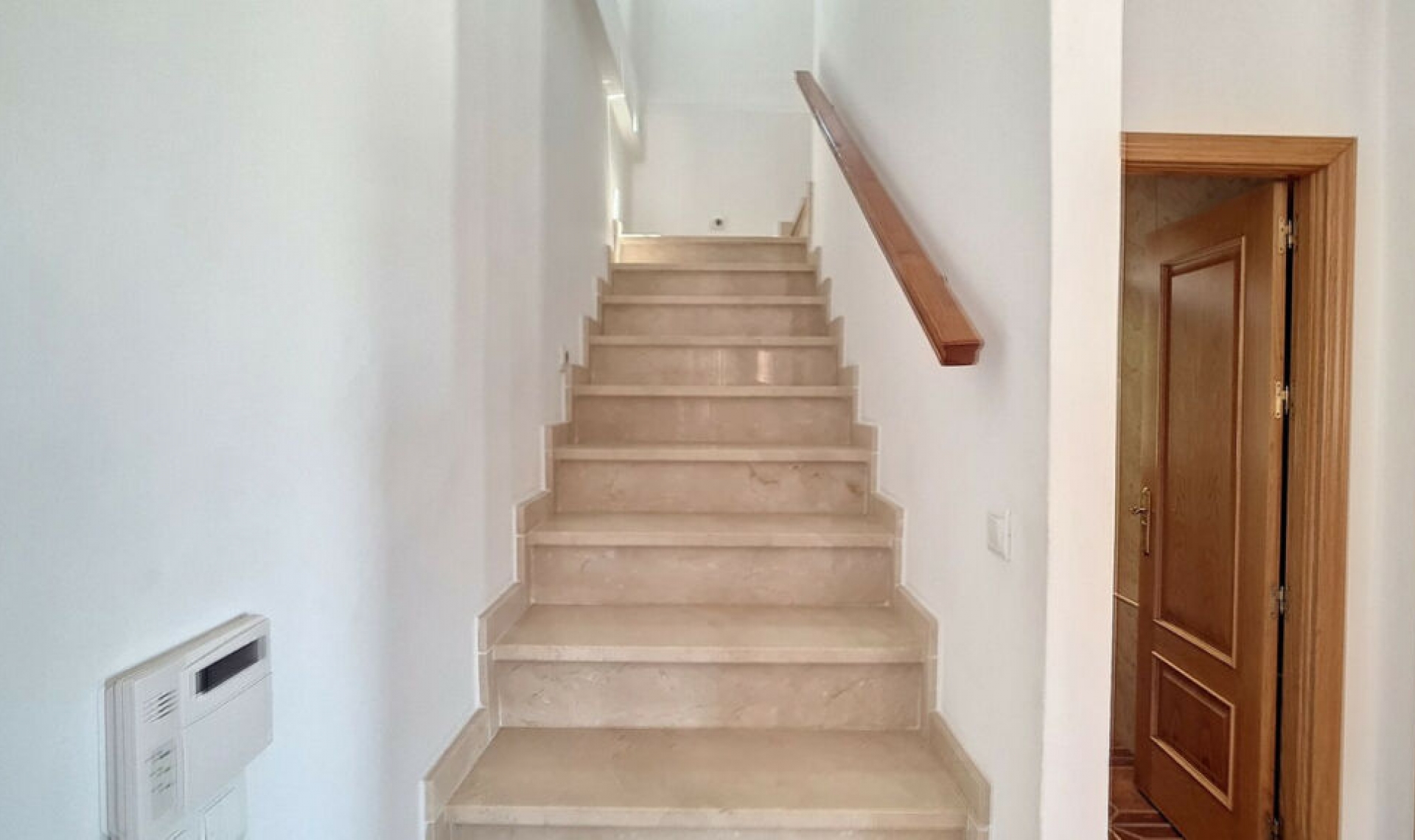 Resale - House -
Arenas
