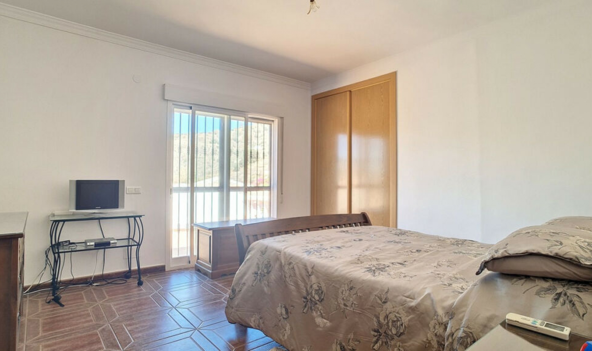 Resale - House -
Arenas