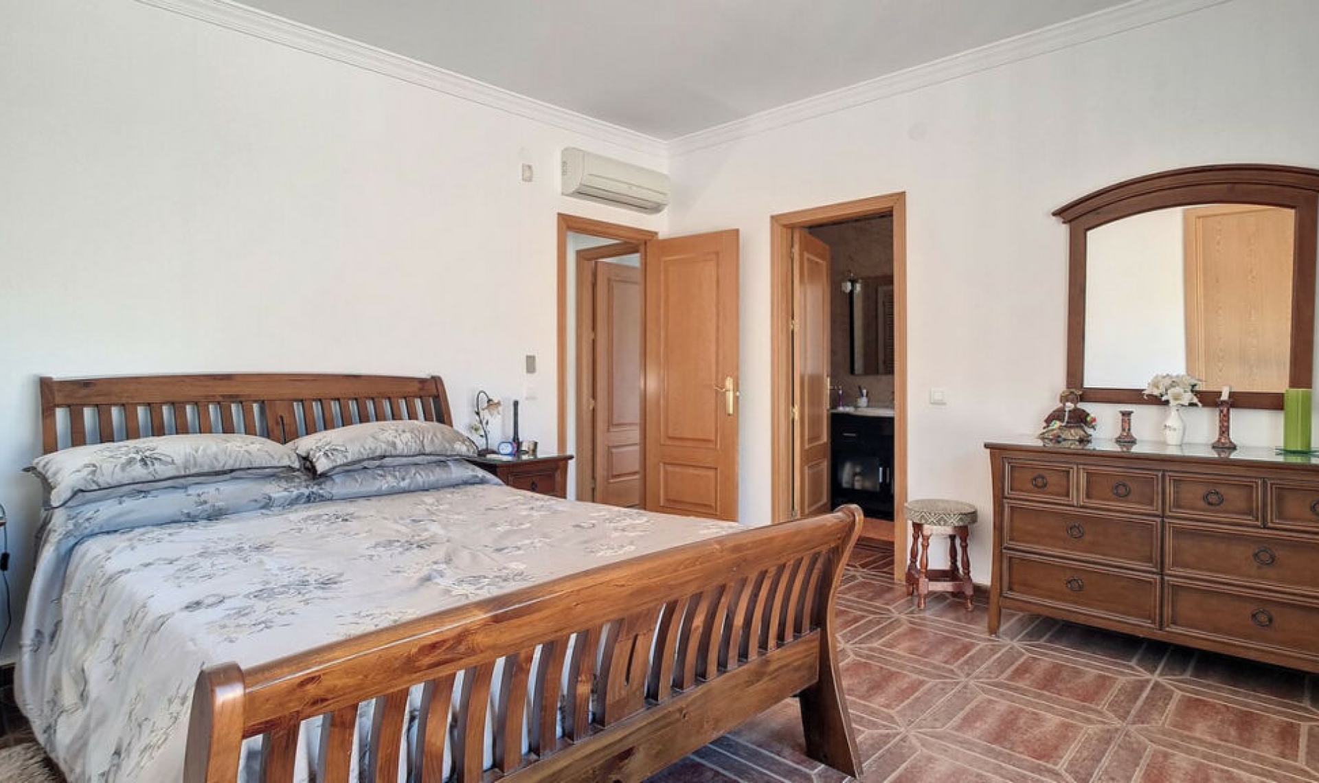 Resale - House -
Arenas