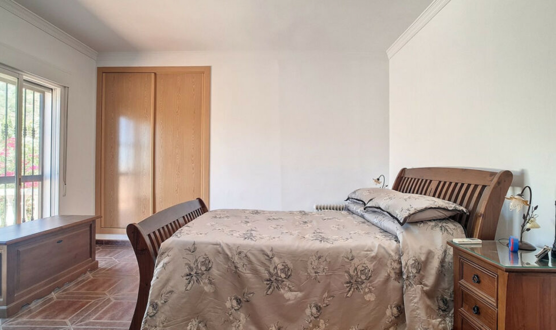 Resale - House -
Arenas