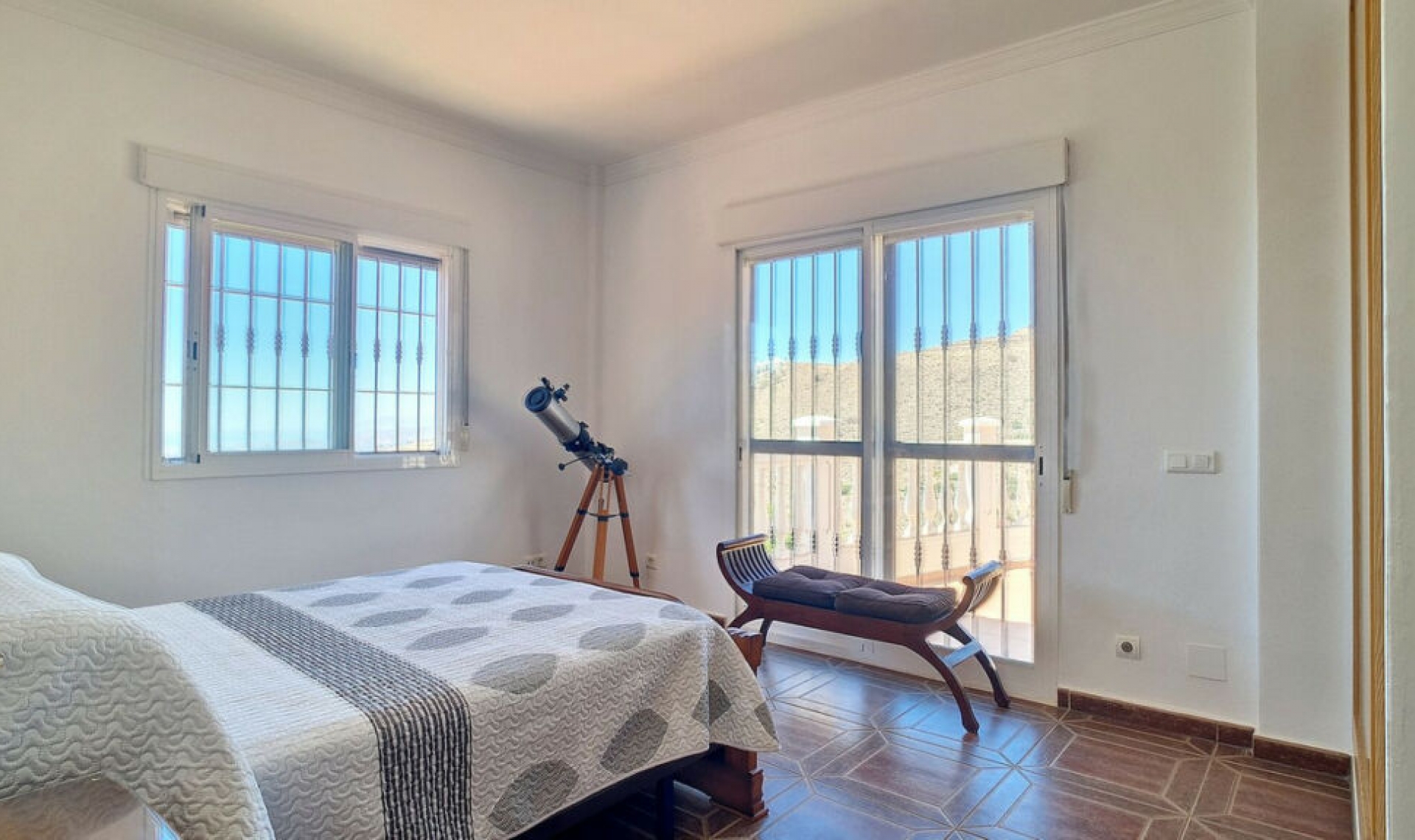 Resale - House -
Arenas