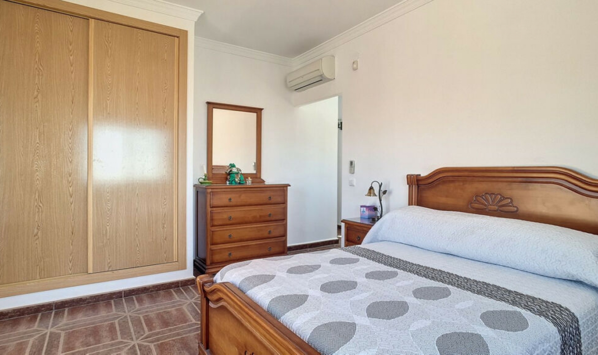 Resale - House -
Arenas