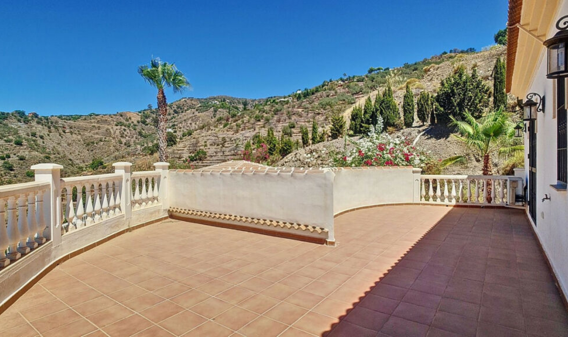 Resale - House -
Arenas