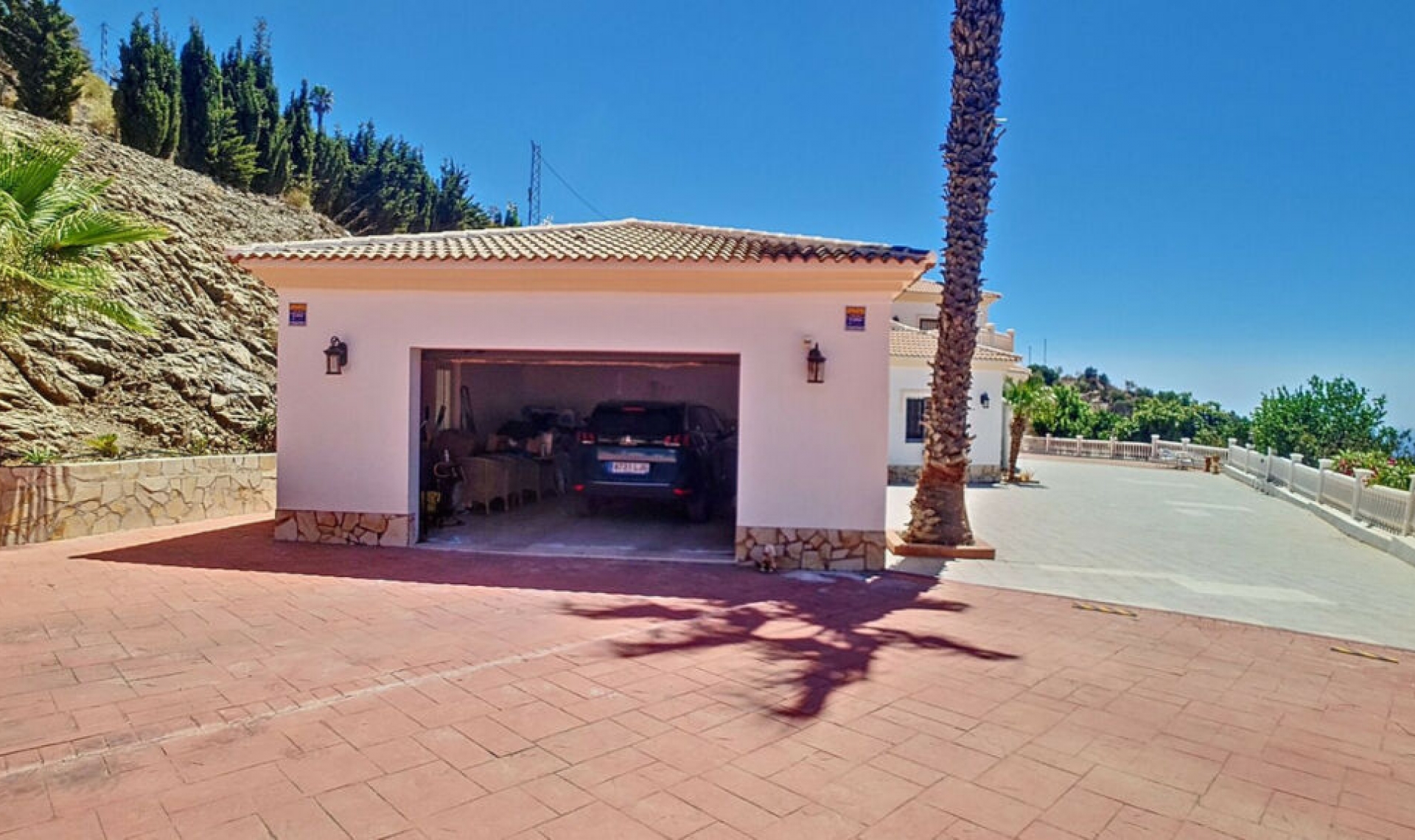 Resale - House -
Arenas