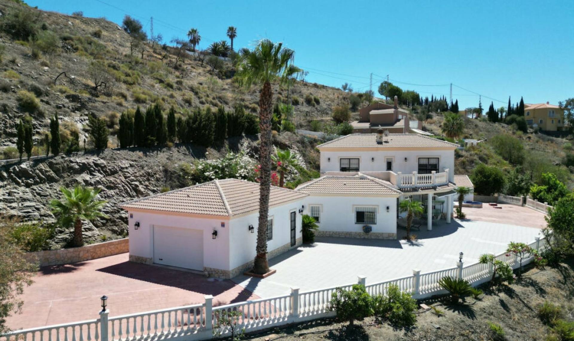 Resale - House -
Arenas