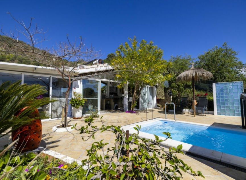 Resale - House -
Arenas