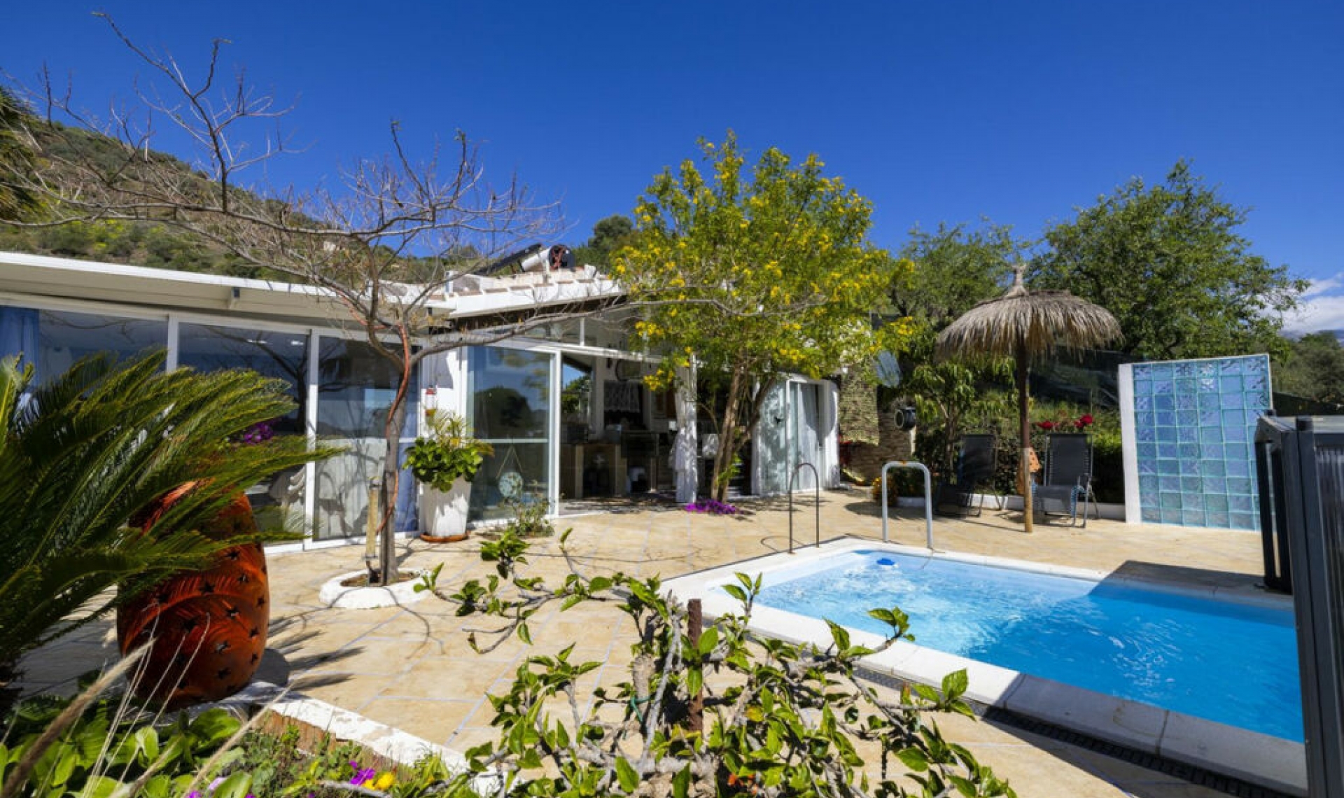 Resale - House -
Arenas