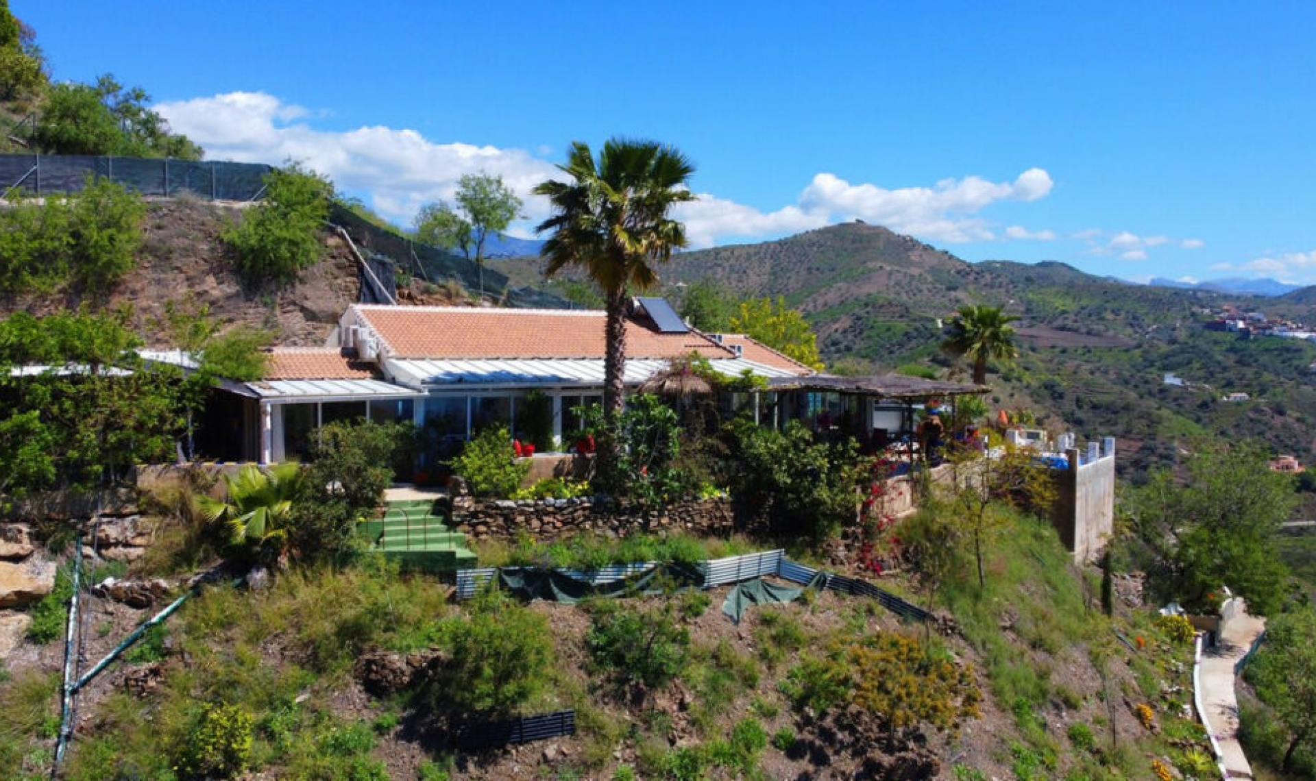 Resale - House -
Arenas