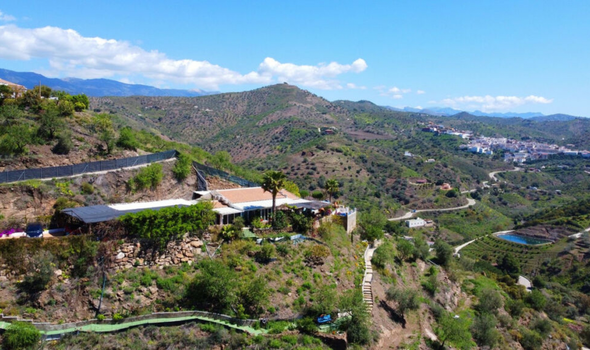 Resale - House -
Arenas