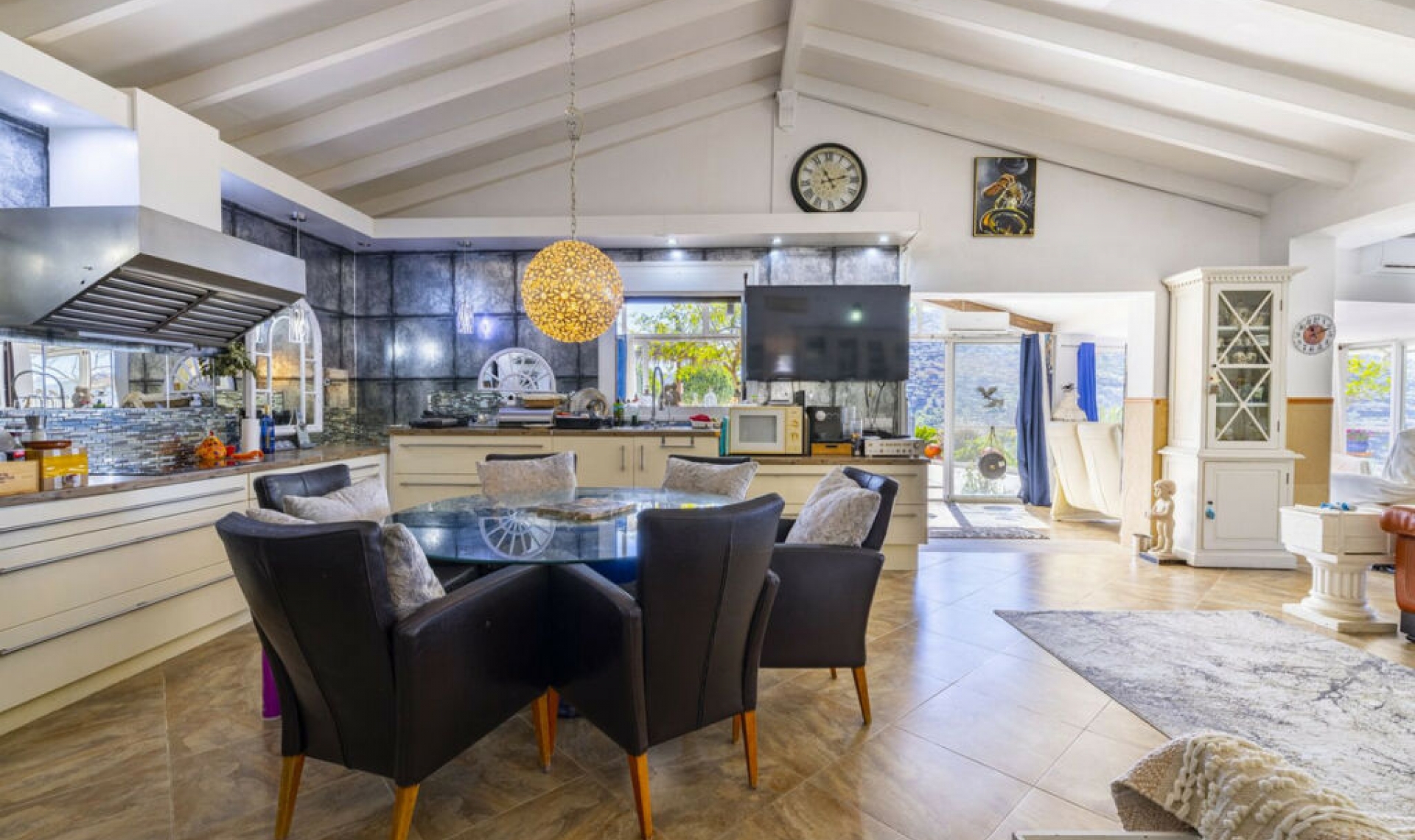 Resale - House -
Arenas