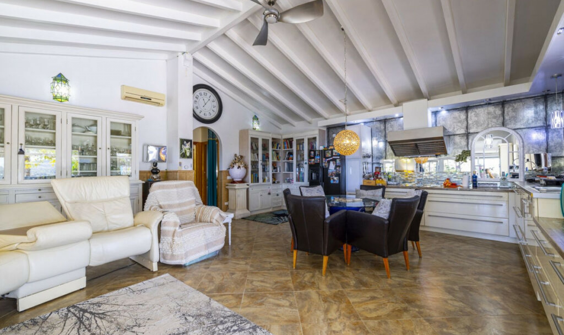 Resale - House -
Arenas