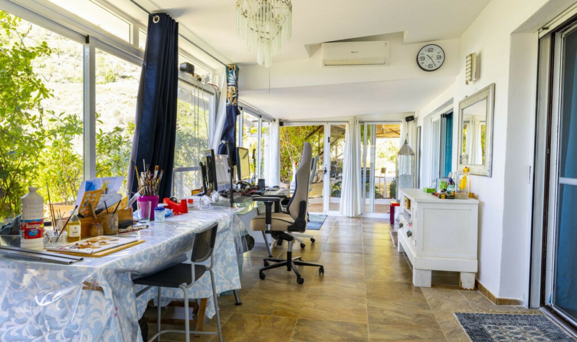 Resale - House -
Arenas