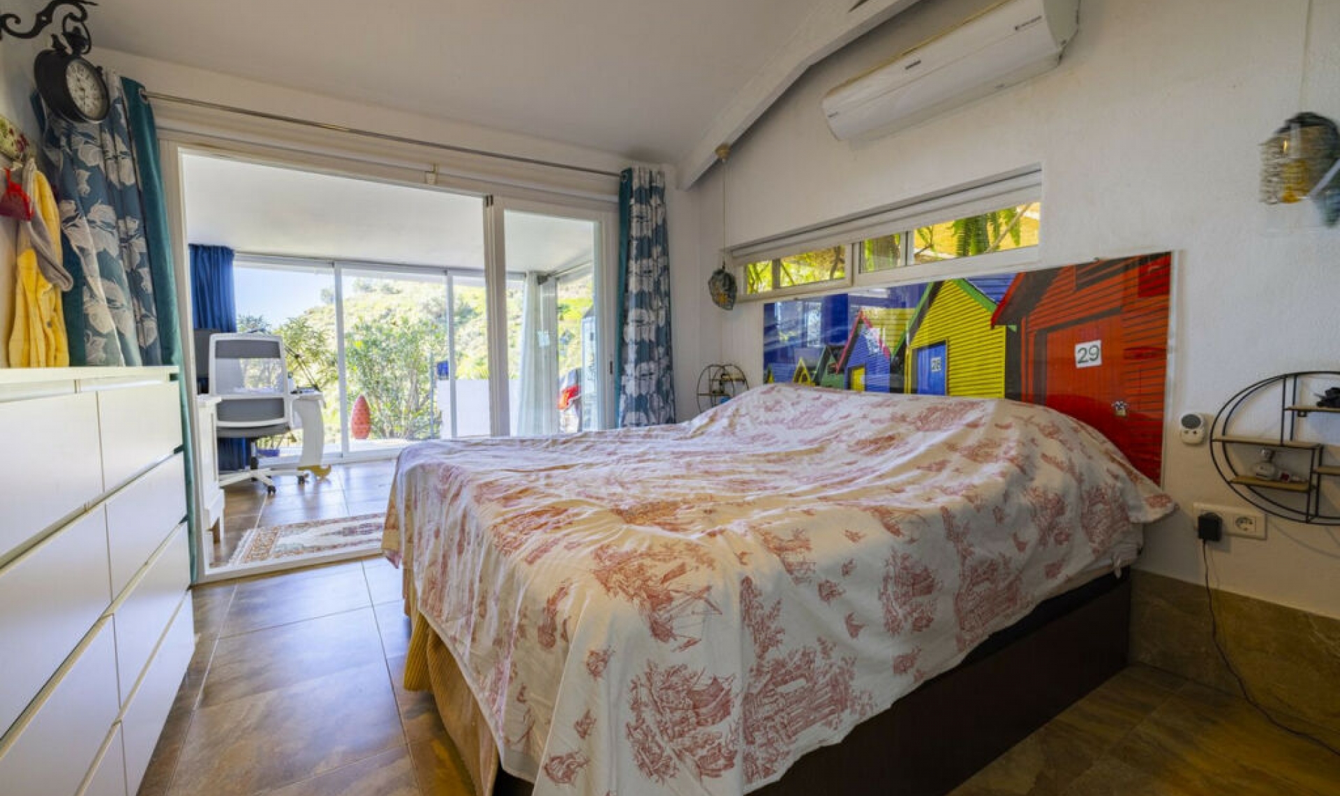 Resale - House -
Arenas