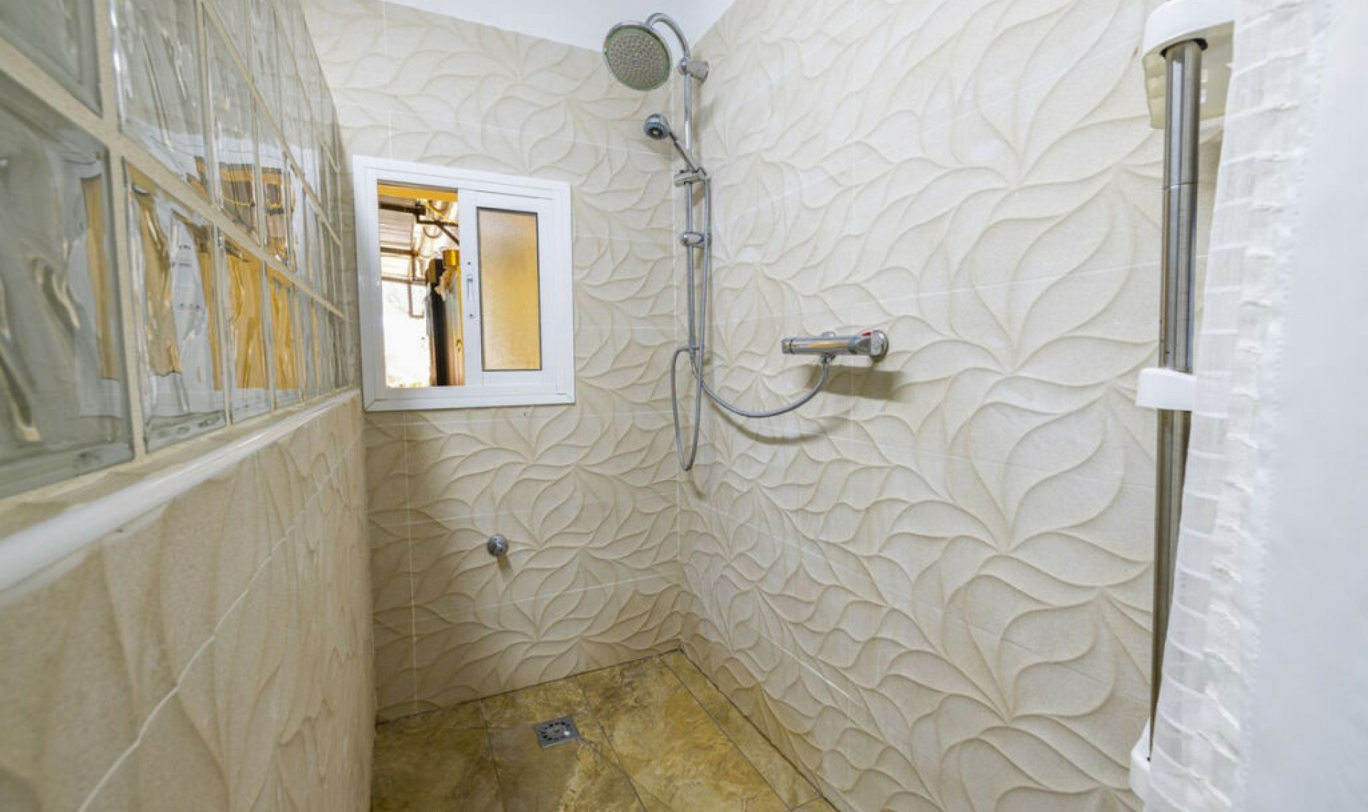 Resale - House -
Arenas