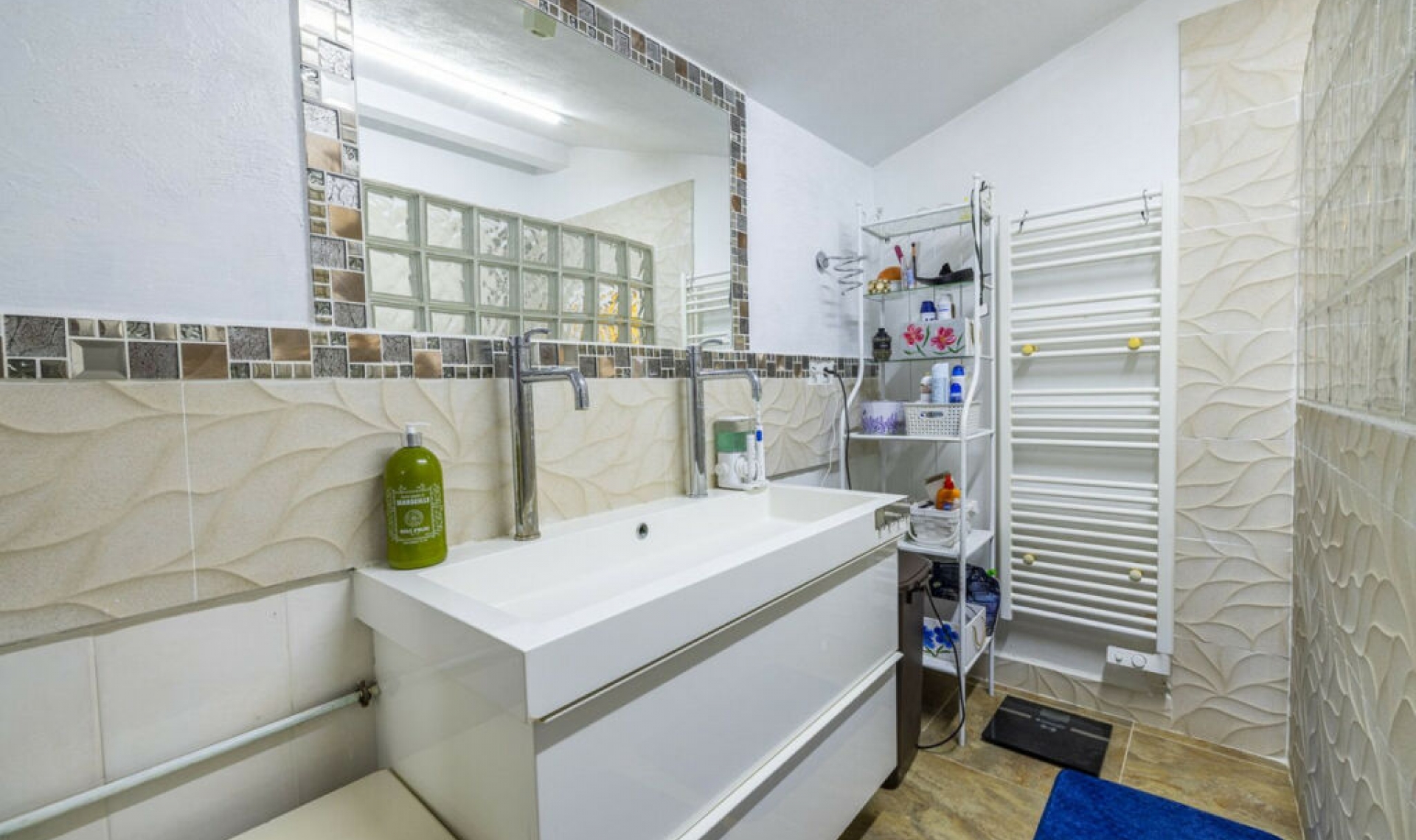 Resale - House -
Arenas