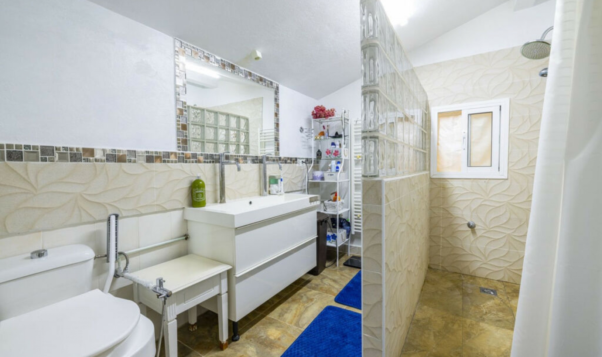 Resale - House -
Arenas