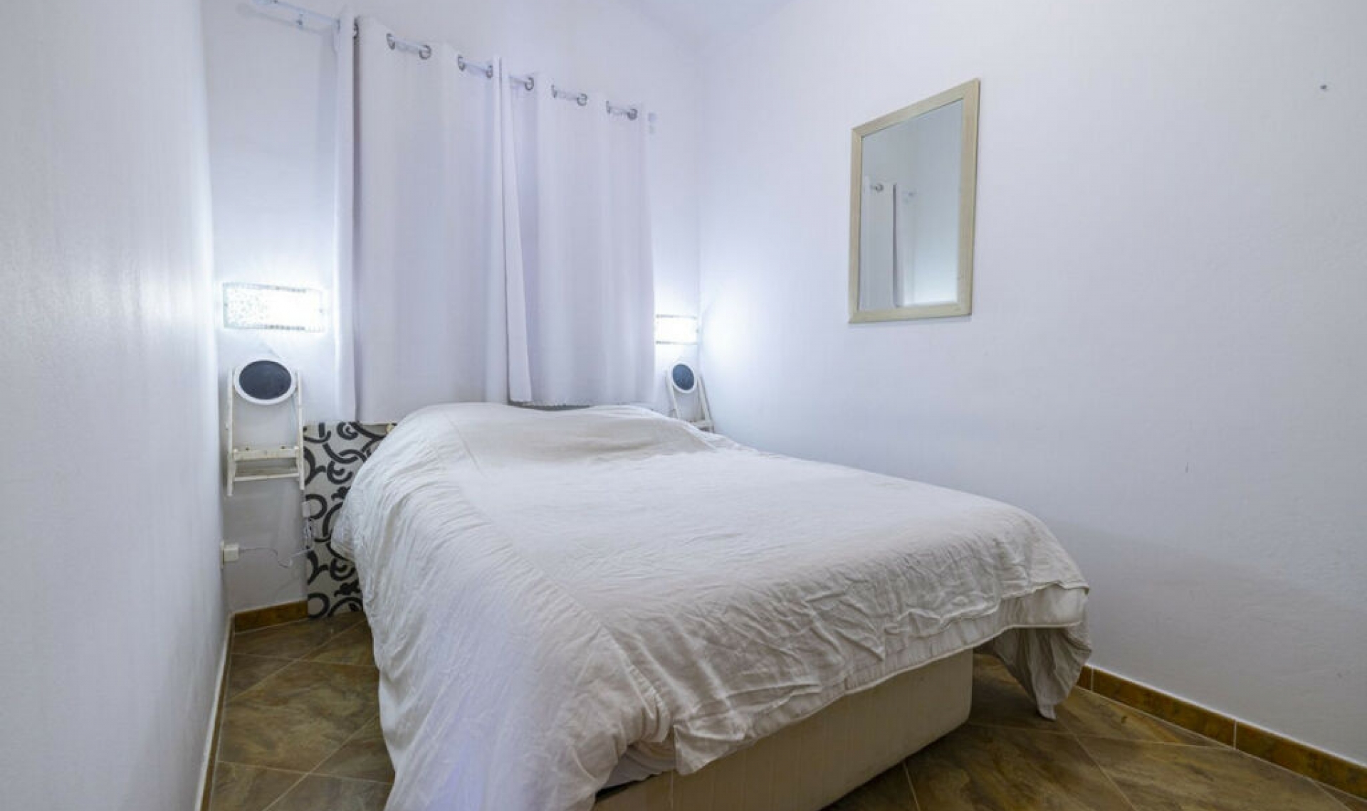 Resale - House -
Arenas