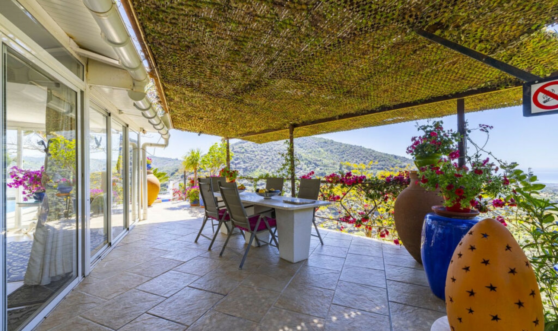 Resale - House -
Arenas