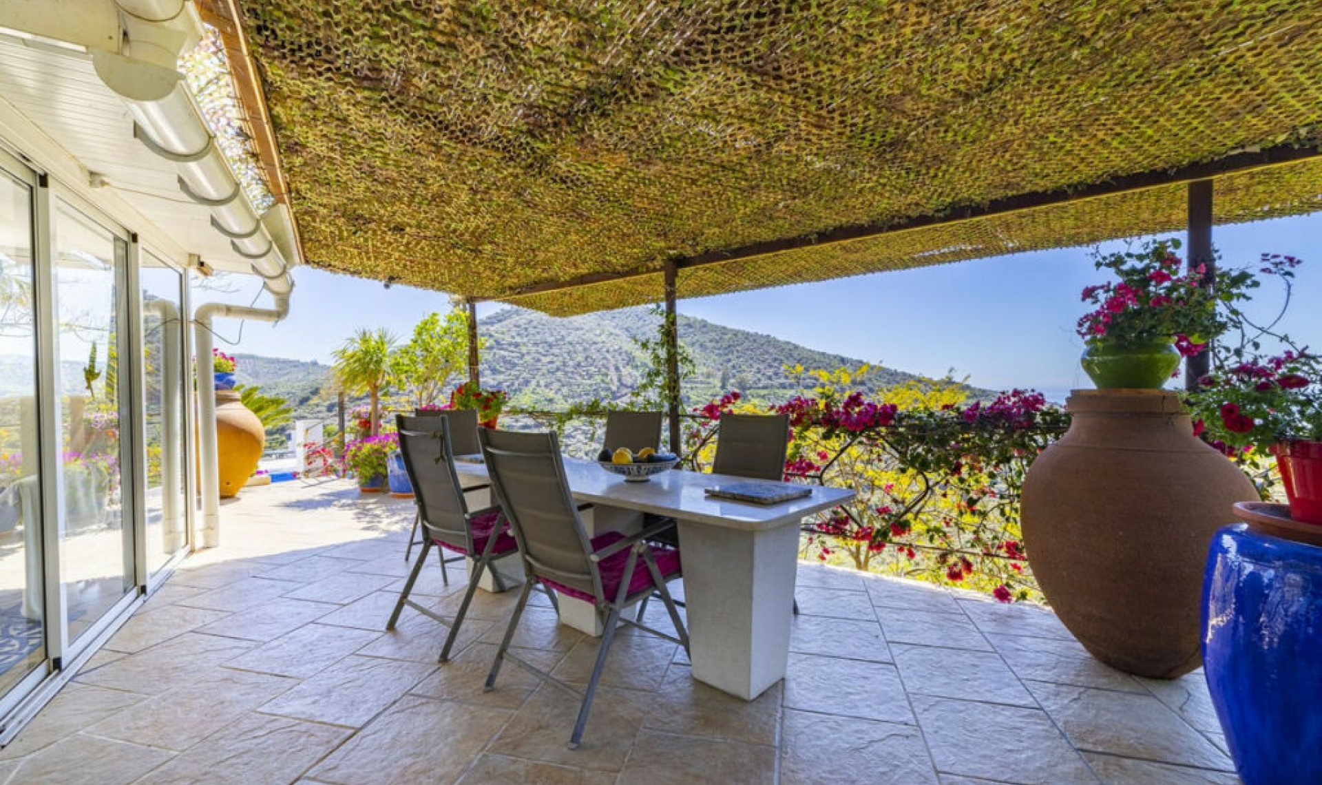 Resale - House -
Arenas