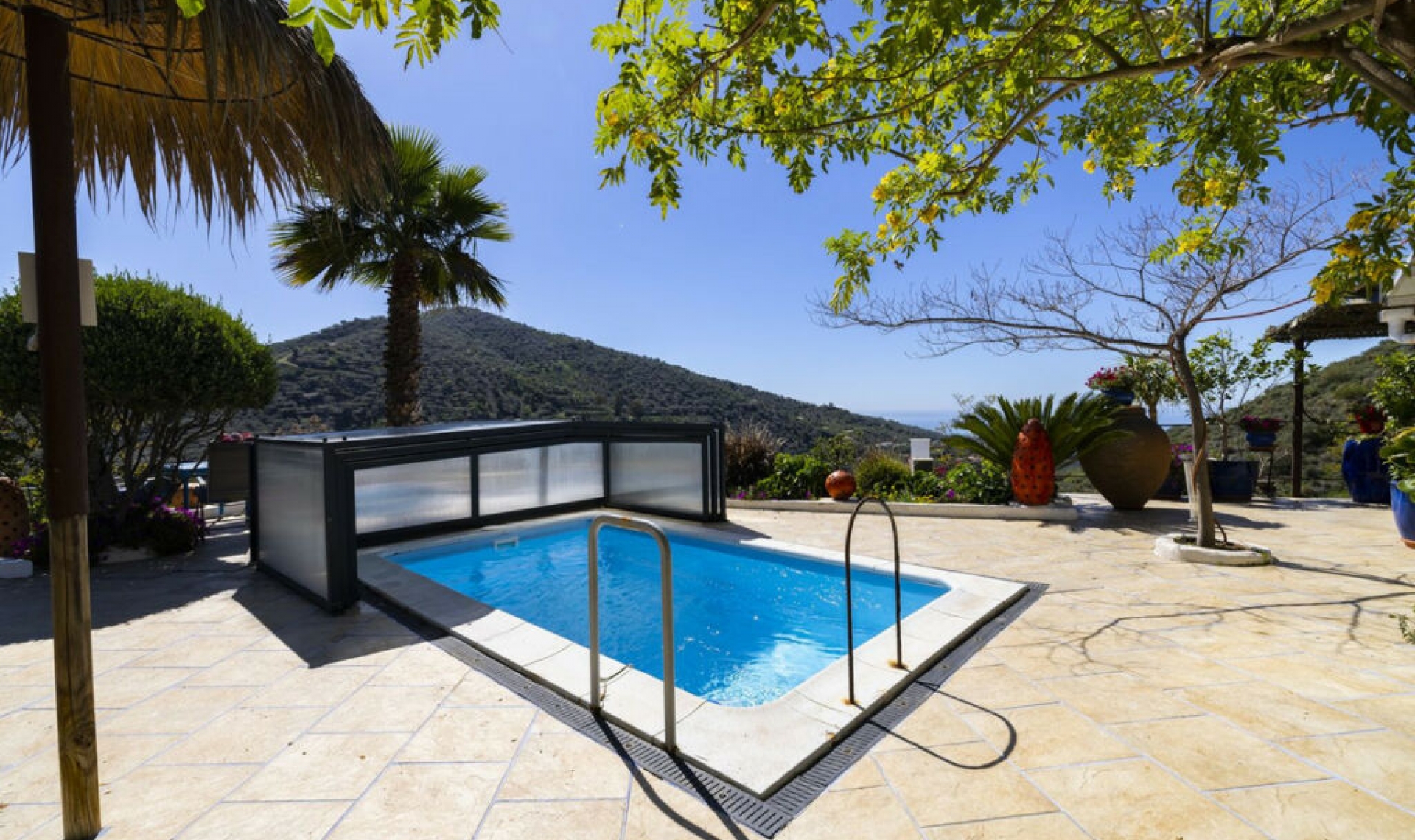 Resale - House -
Arenas