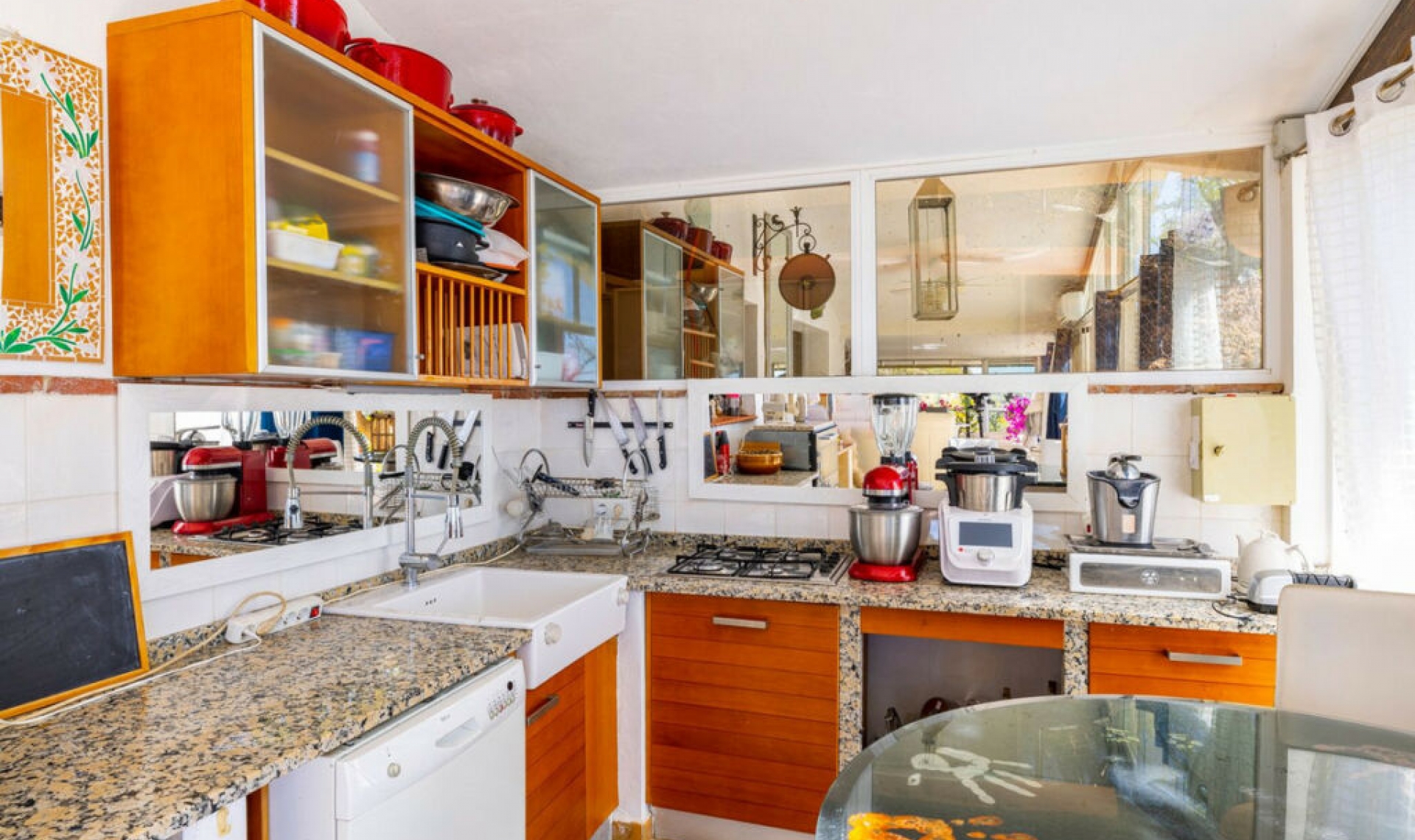 Resale - House -
Arenas