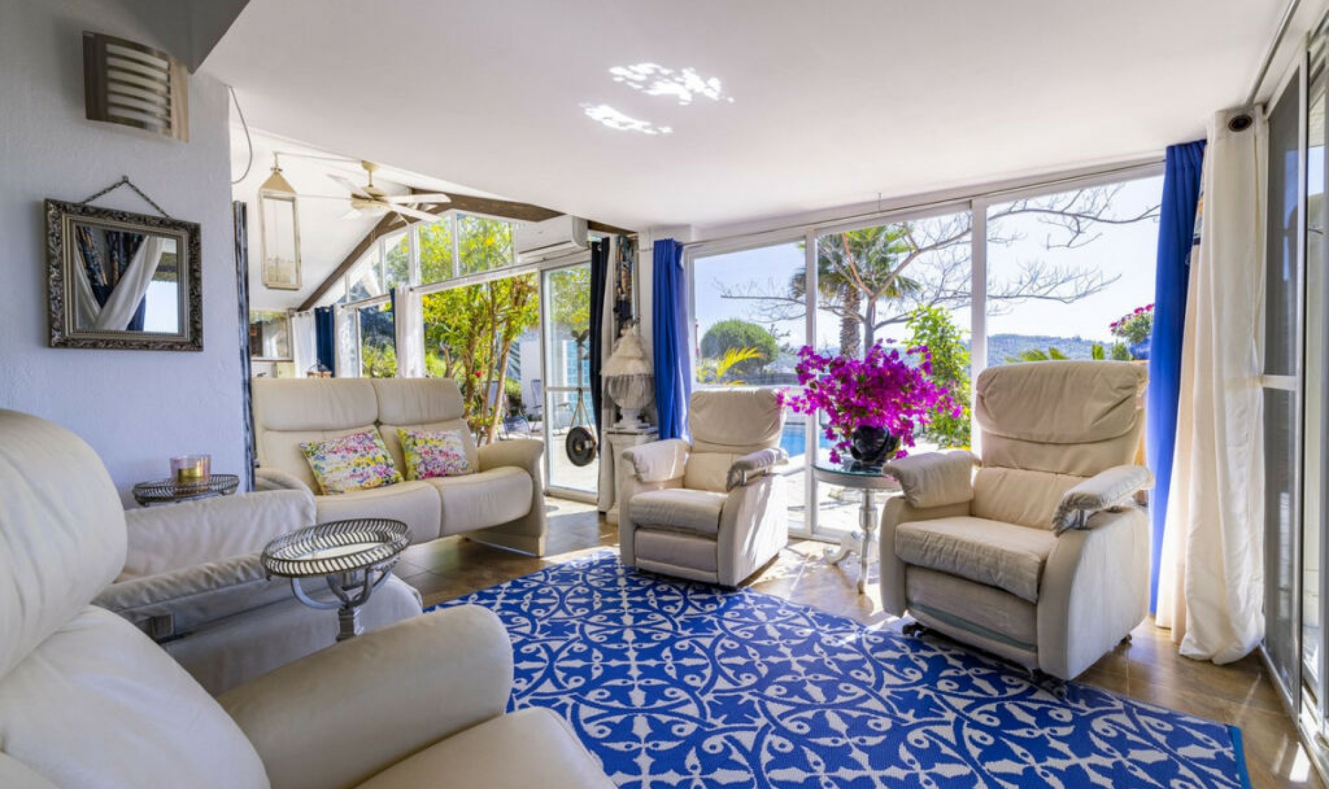 Resale - House -
Arenas