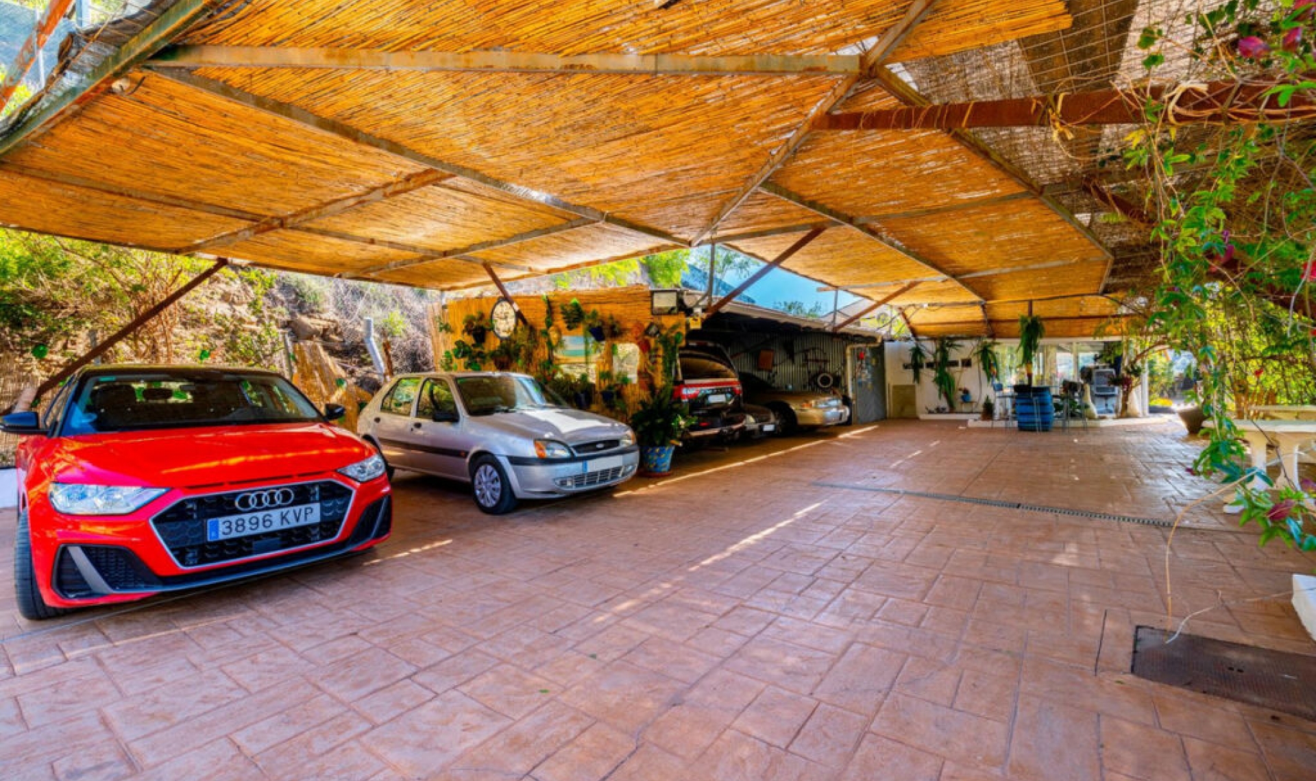 Resale - House -
Arenas