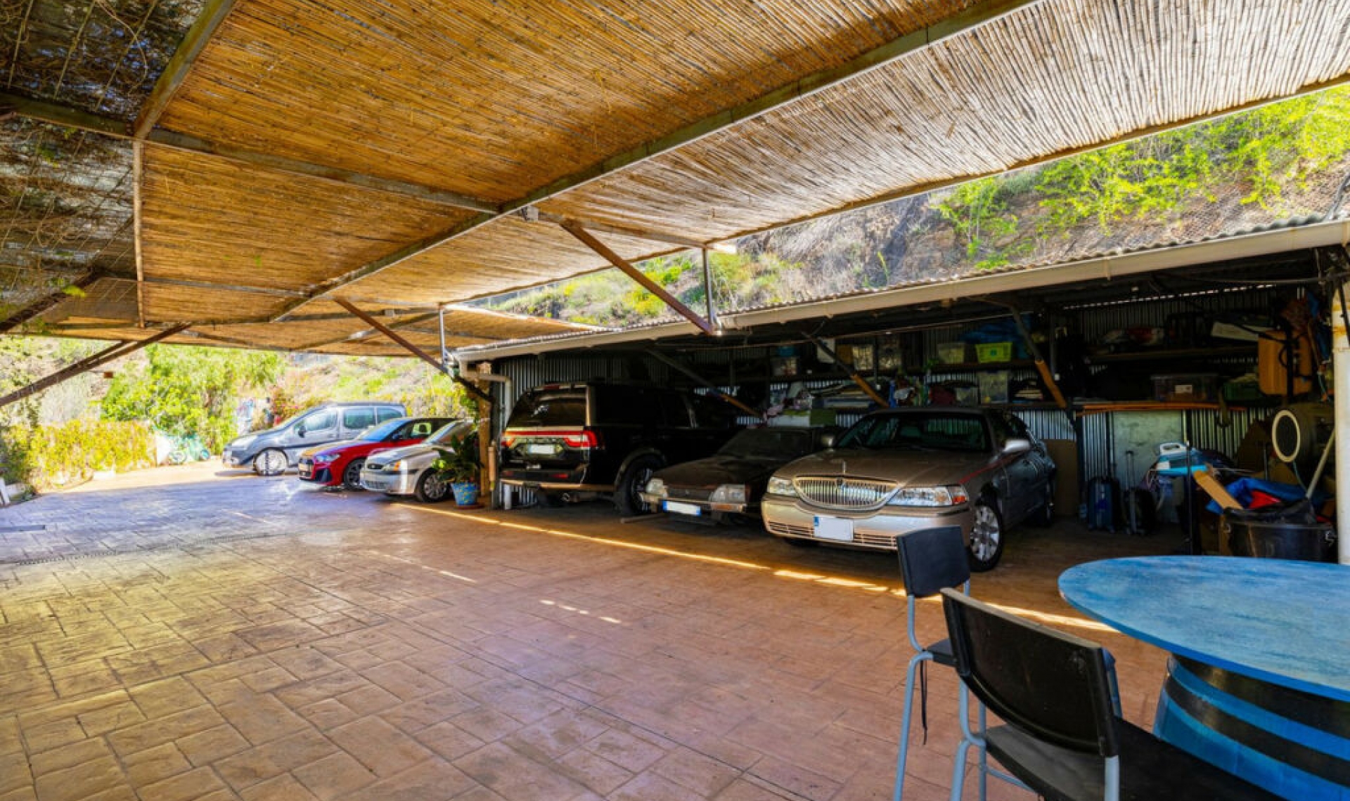 Resale - House -
Arenas